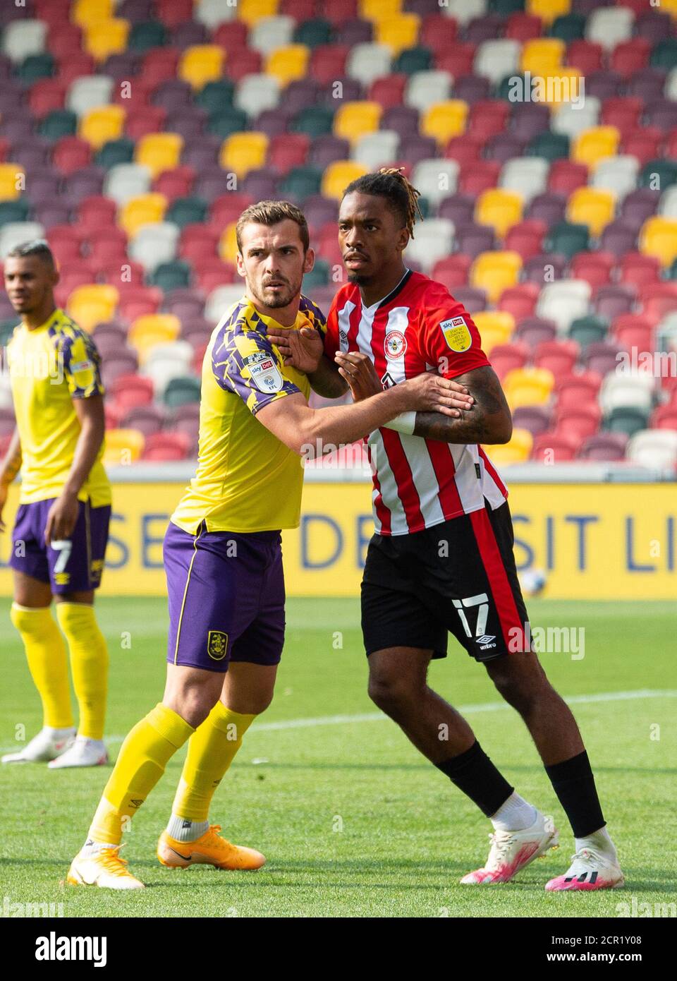 Brentford, Royaume-Uni. 19 septembre 2020. Brentford Ivan Toney et Harry Toffolo de HudderSFIELD lors du championnat Sky Bet, derrière des portes fermées, match entre Brentford et HudderSFIELD Town au stade communautaire de Brentford, Brentford, Angleterre, le 19 septembre 2020. Photo par Andrew Aleksiejczuk/Prime Media Images. Crédit : Prime Media Images/Alamy Live News Banque D'Images