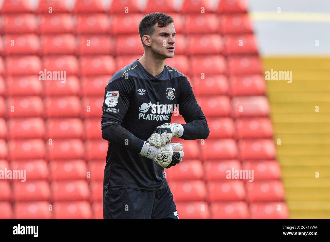 Le gardien de but Simon Sluga (1) de Luton Town Banque D'Images