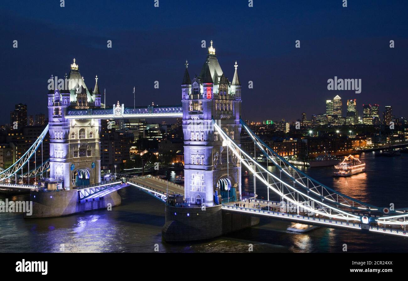 Un nouveau système d'éclairage Tower Bridge parrainé par EDF et GE a été complété à temps pour les célébrations du Jubilé de diamant et de l'été 2012. Les lumières colorées ne seront utilisées qu'à des occasions spéciales, alors que le système d'éclairage et de câblage à DEL blanches sera permanent. Banque D'Images