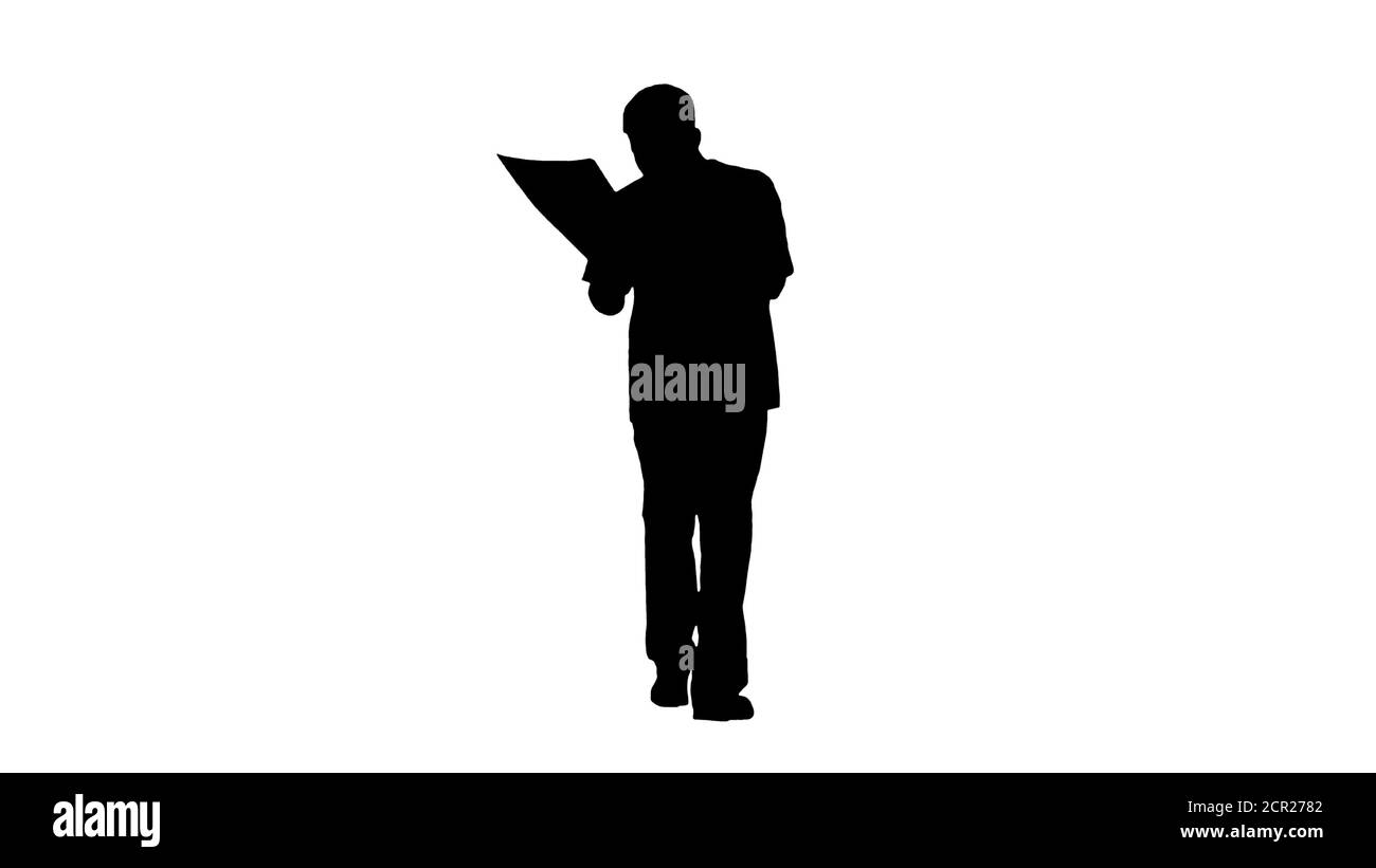 Chirurgien étudiant l'IRM du cerveau en marchant, Alpha Channel Banque D'Images