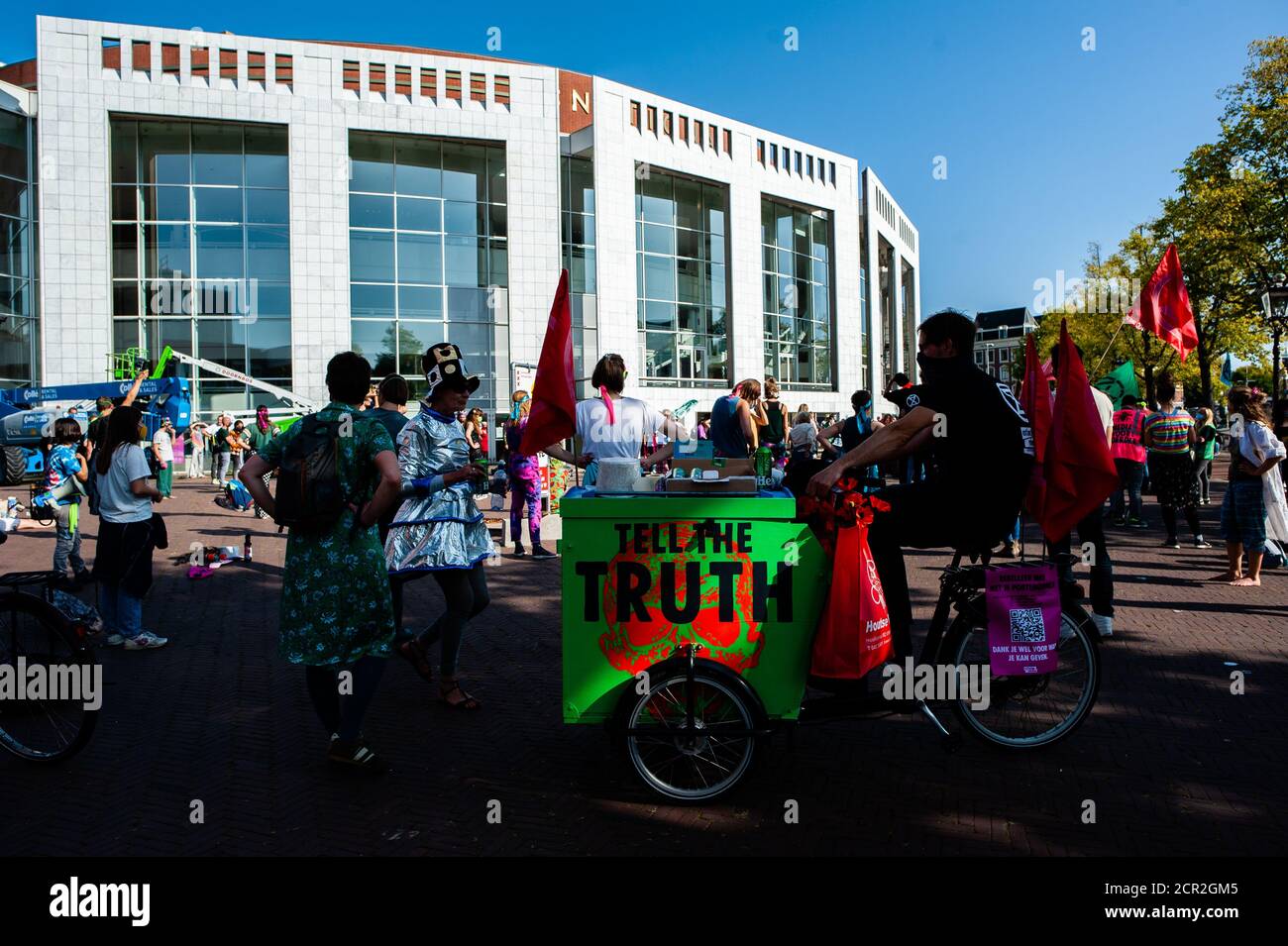 Les militants de XR sont vus danser devant le conseil municipal d'Amsterdam pendant le rassemblement.pendant tout le mois, le groupe des activistes du climat de la rébellion des extinction aux pays-Bas a prévu une nouvelle campagne appelée « rébellion de septembre » pour attirer l'attention sur la crise climatique et écologique. Au Museumplein, à Amsterdam, des centaines de militants du XR ont dansé pour exiger une action contre le changement climatique dans ce que les manifestants ont appelé « la fête de la discothèque civile ». Les militants brandissaient des drapeaux et dansaient sur des chansons, dont le coup de 1977 des Bee Gees, Stayint’ Alive. Après le Museumplein, les activistes se sont bloqués pour quelques minutes Banque D'Images