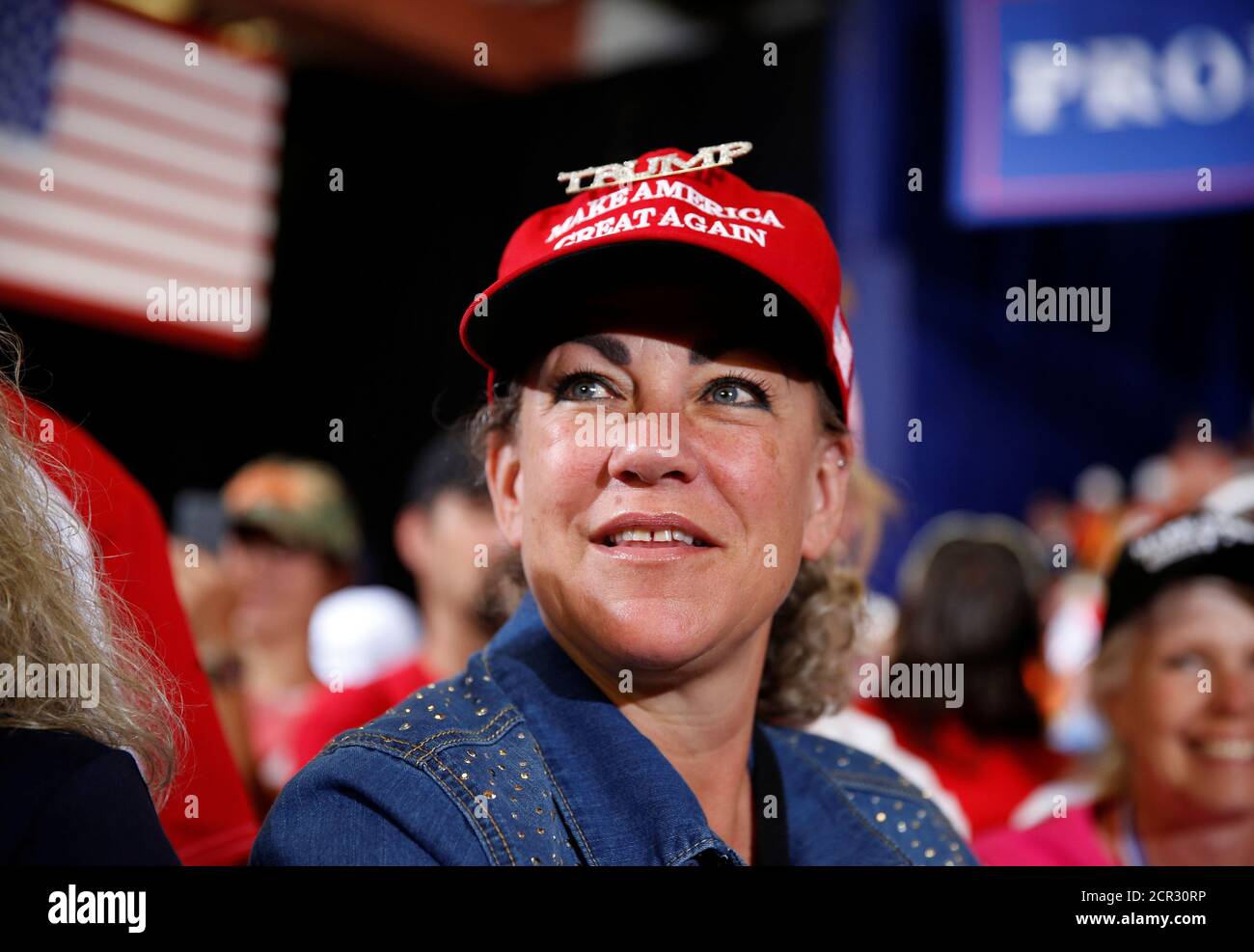 Une femme porte une casquette Make America Great Again tandis que le  président américain Donald Trump parle lors d'un rallye Make America Great  Again à Great Falls, Montana, États-Unis, le 5 juillet