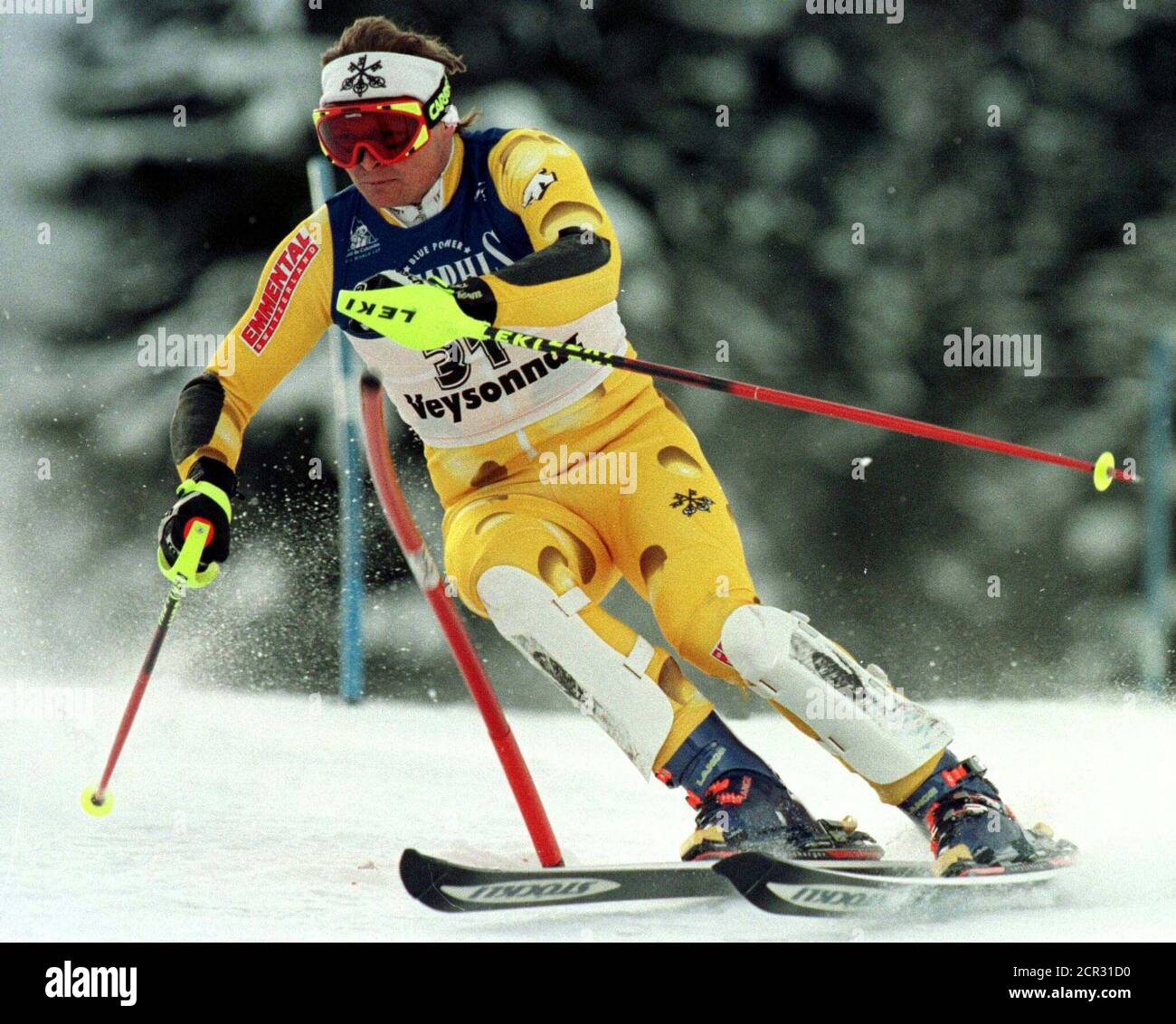 Paul Accola de Suisse skis devant une porte pendant la première partie de  la coupe du monde slalom à Veysonnaz, janvier 18. Accola se place troisième  dans la combinaison des hommes avec