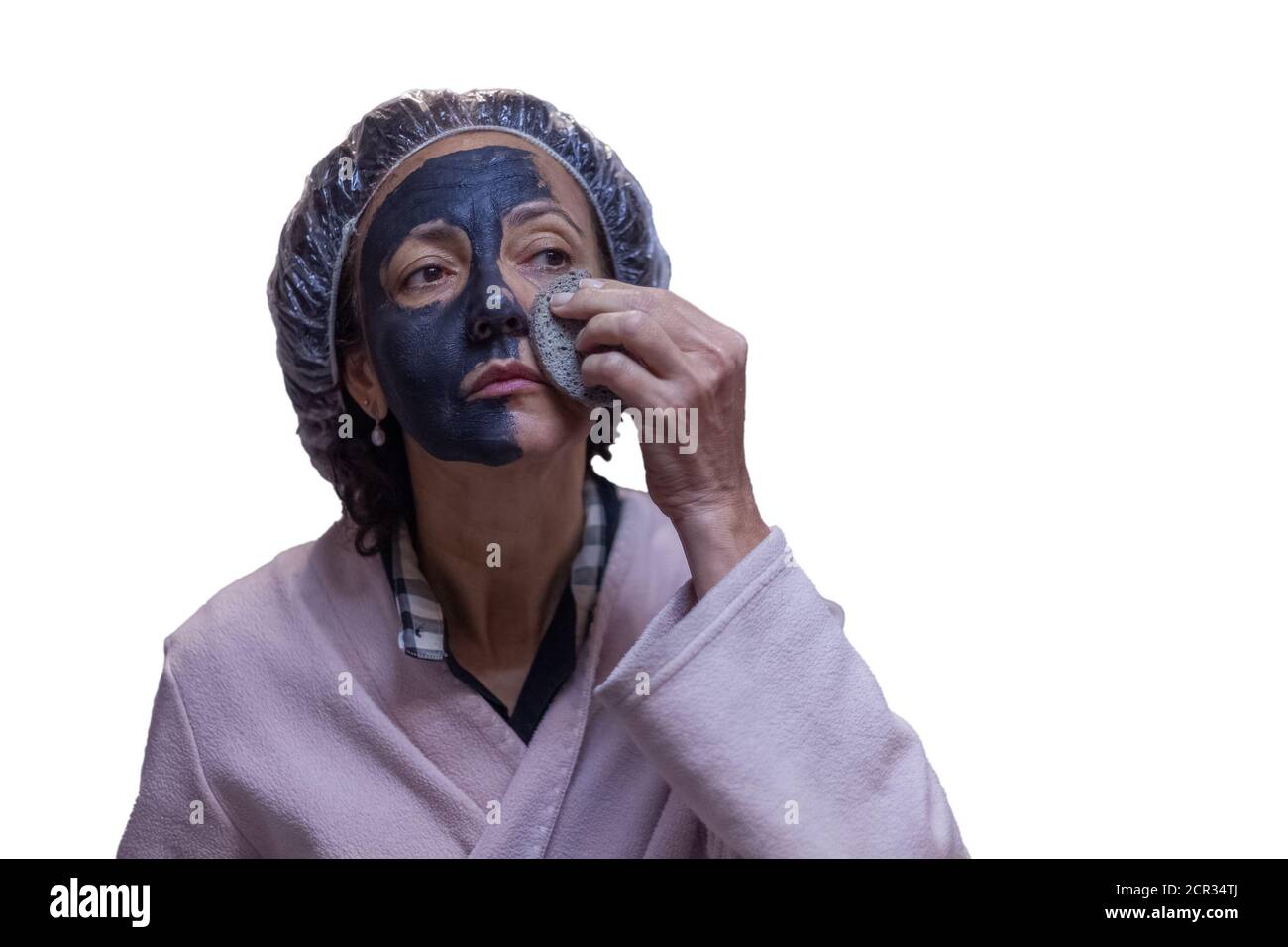 Portrait d'une femme qui a pris un masque de boue avec une éponge Banque D'Images