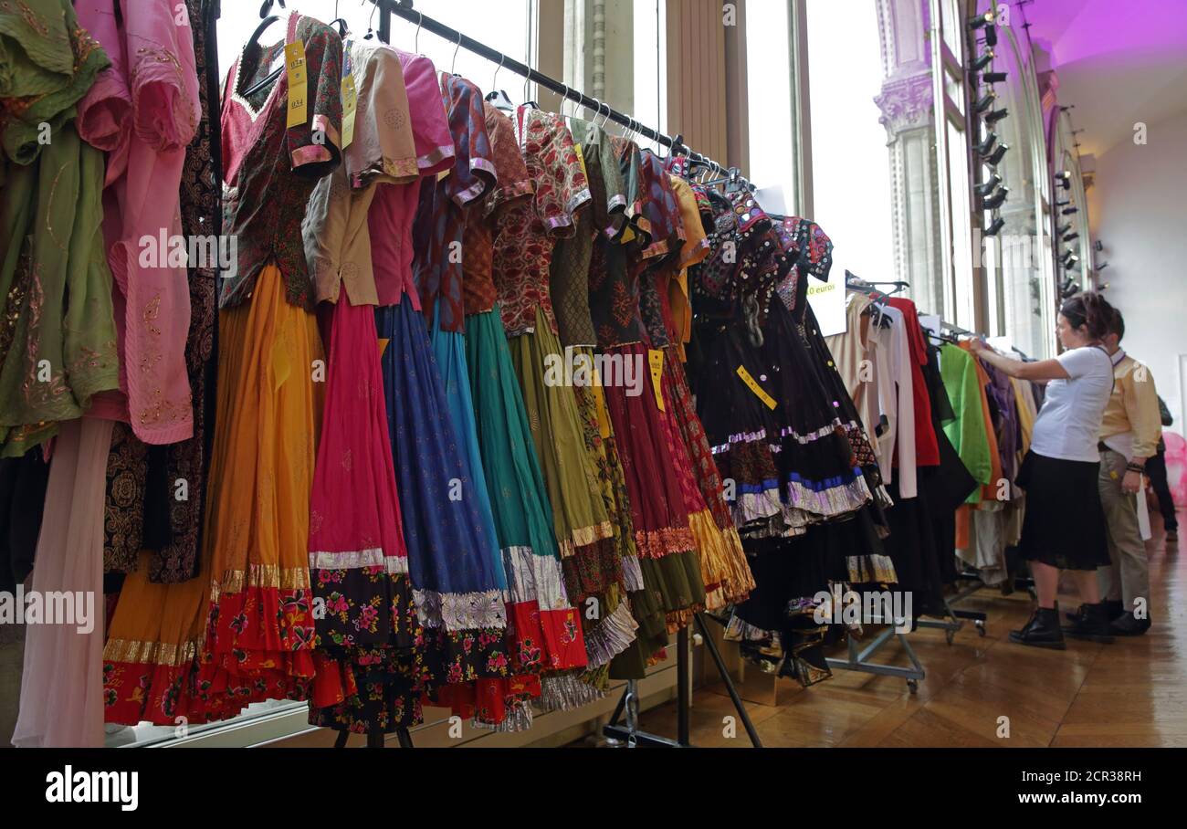 Les robes sont exposées avant une vente exceptionnelle de costumes au  Théâtre du Châtelet à Paris, France, le 25 septembre 2015. Les vêtements,  qui comprennent des robes, des chaussures et des accessoires,
