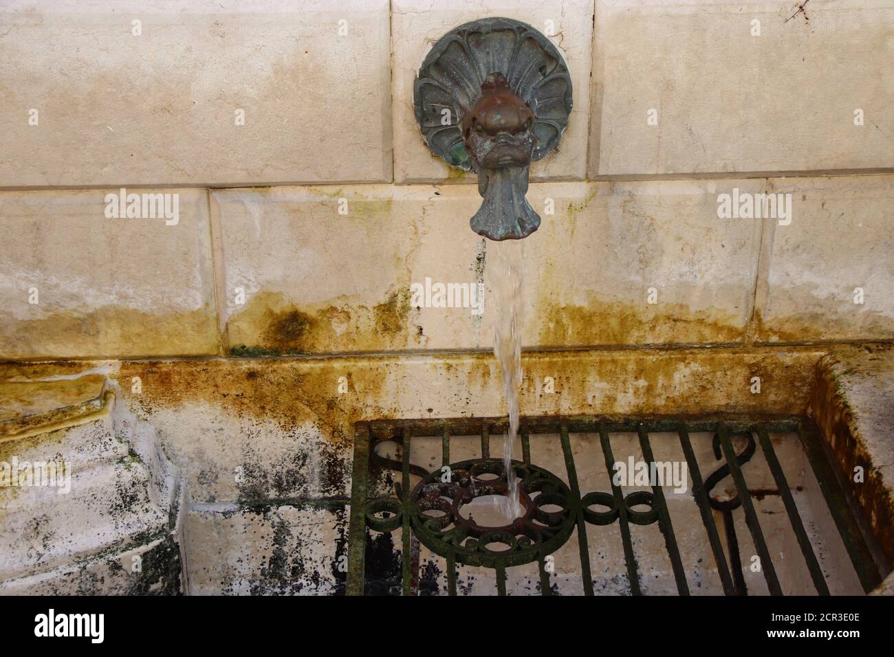 Fontaine de fer historique à Gargnano sur le lac de Garde à Brescia En Italie Banque D'Images