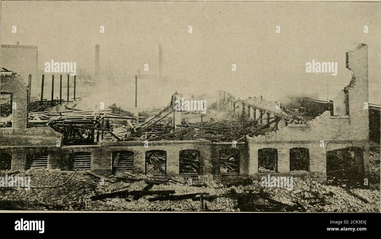 . Le chemin de fer de rue critique . e Holton ave-nue & Bay View line; le parc de tir et le parc du lac. Jusqu'en décembre 28, par une grange à cheval et une grange à voitures combinées. À cette date, l'ensemble de la structure a été détruit. Le vieux bâtiment était de 270 par 204 pieds, et deux étages de haut.sa valeur était de $35,000, tandis que les ateliers de machines ont été d'une valeur de $30,000, outre $70,0000 en outils, machines et voitures.la rapidité dans laquelle la reconstruction a été achevée est remarquable.dans le deuxième étage de l'avant de coin, Et extendinglong de la rue Maple, sont plusieurs suites de bureaux pour le surintendant et l'ingénieur en électricité (le bureau est composé Banque D'Images