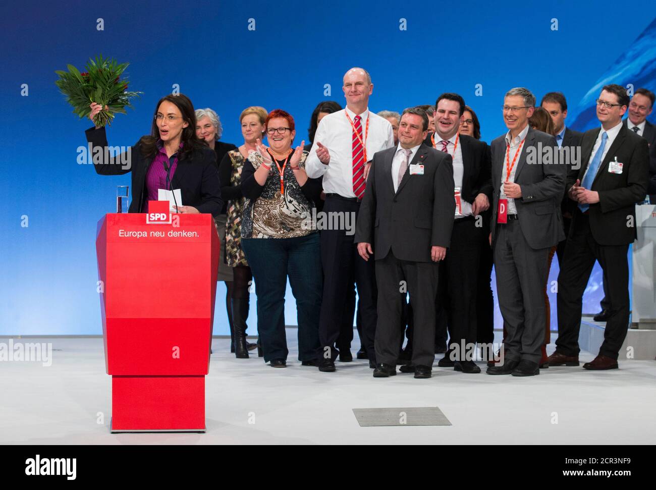 Yasmin Fahimi, du Parti social-démocrate (SPD), fait la vague aux délégués après qu'elle ait été élue secrétaire générale du parti lors d'un congrès extraordinaire du SPD à Berlin le 26 janvier 2014. REUTERS/Thomas Peter (ALLEMAGNE - Tags: POLITIQUE) Banque D'Images