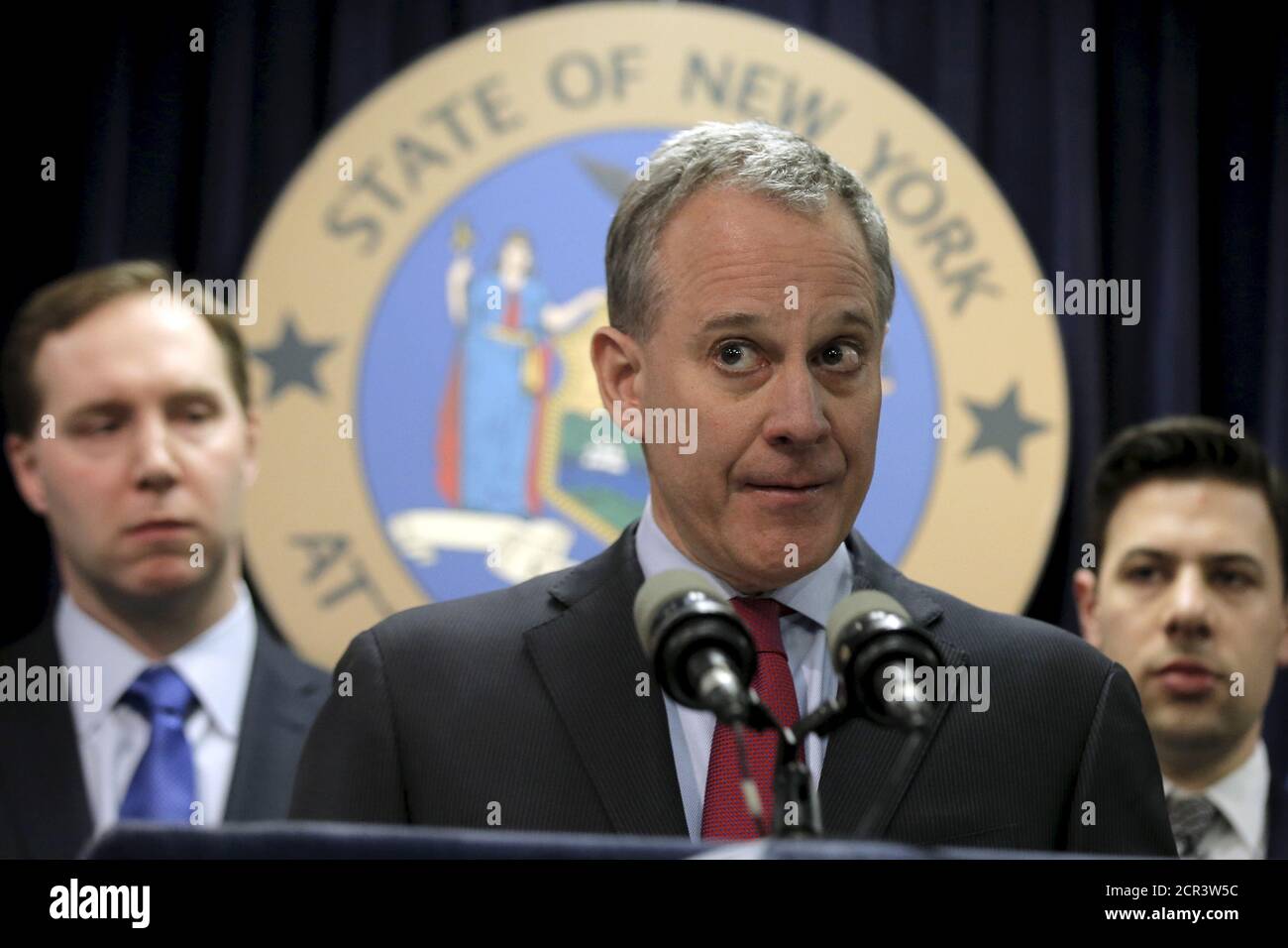 Le procureur général de New York, Eric Schneiderman, parle lors d'une conférence de presse sur les sociétés de sports de fantaisie FanDuel et rapporteur pour avis Kings à New York le 21 mars 2016. REUTERS/Brendan McDermid Banque D'Images