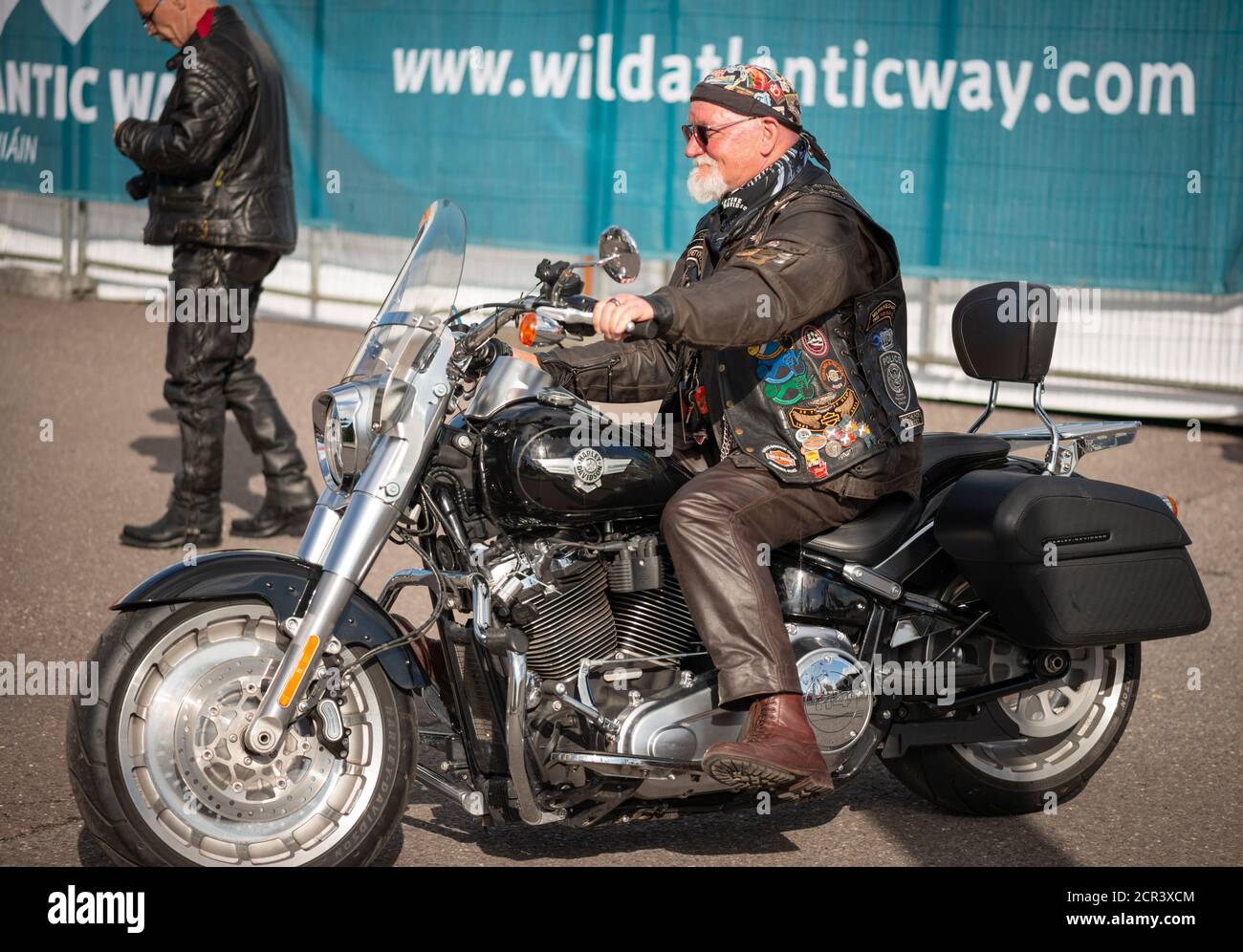 Cycliste Harley Davidson senior pleine grandeur en marron Veste et pantalon en cuir à la « Harley Davidson » Bike Fest Killarney Irlande Banque D'Images