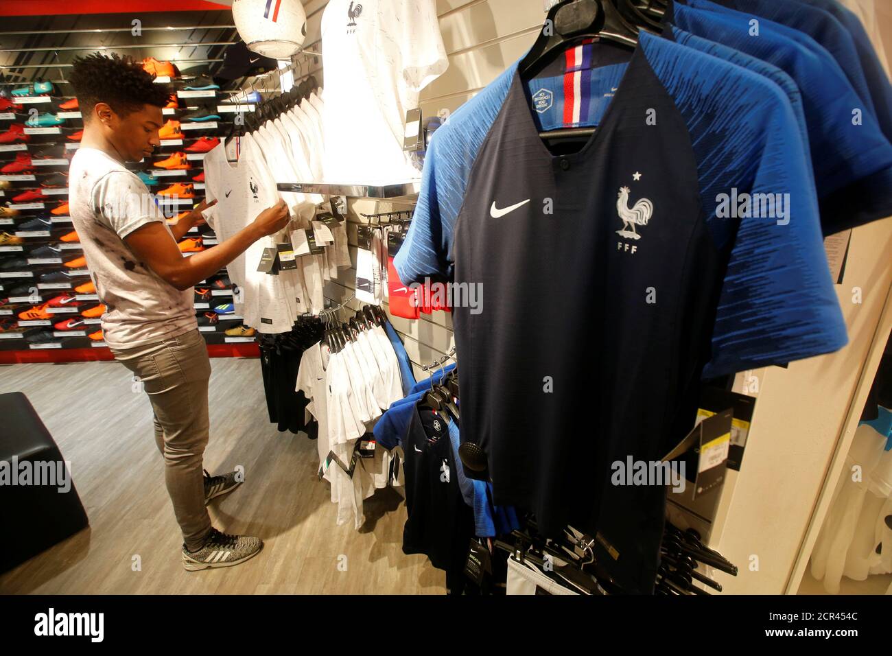 Les maillots de football de l'équipe de France sont exposés dans un magasin  d'articles de sport à Marseille, France, le 8 juin 2018. Le football  français a remporté un concours mondial avant
