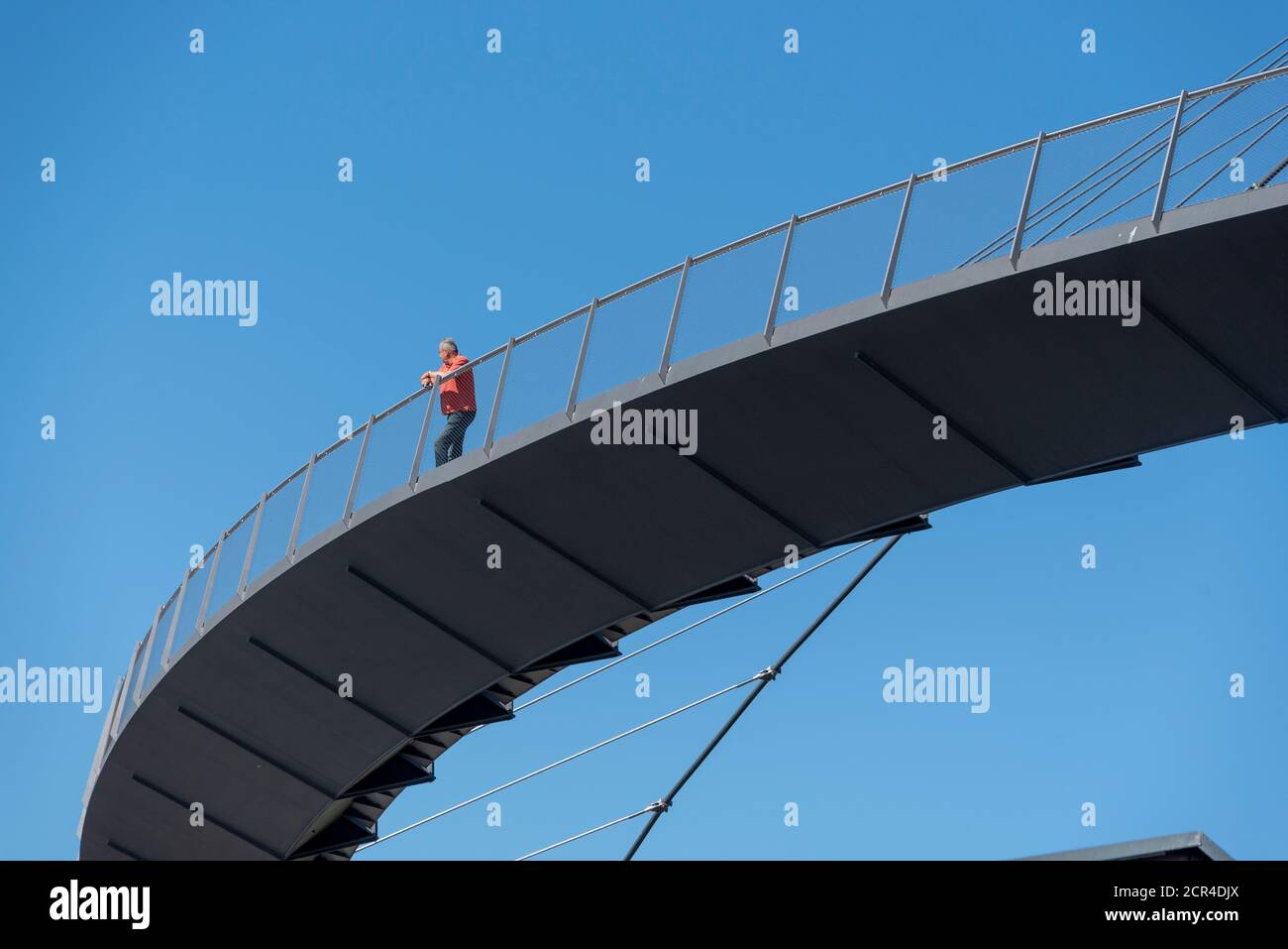 Allemagne, Mecklembourg-Poméranie occidentale, île de Ruegen, un homme se dresse sur le pont piétonnier dans le port de Sassnitz, suspension de 274 m de long Banque D'Images