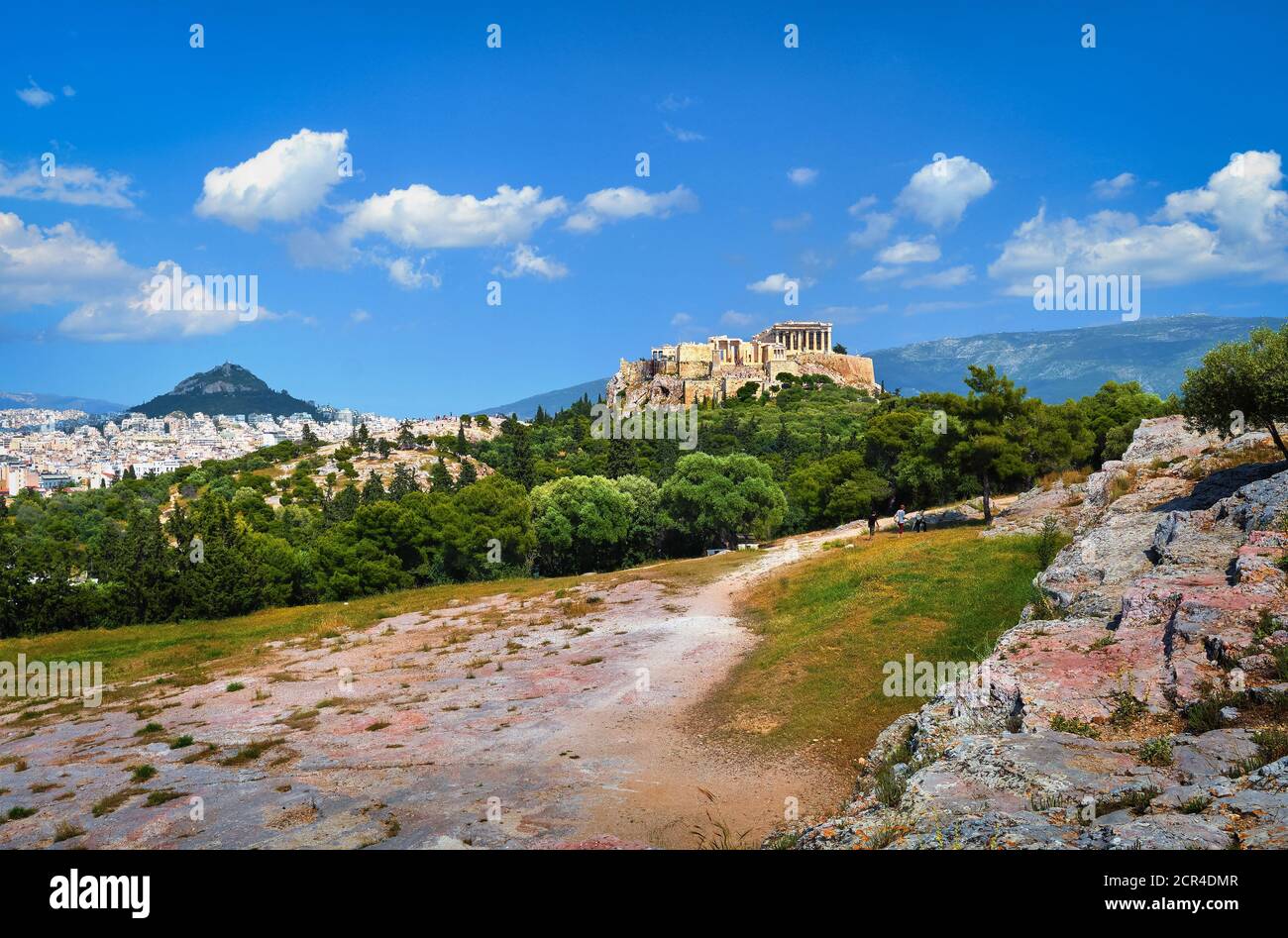 Belle vue sur la colline de l'Acropole et la colline de Lycabette en arrière-plan à Athènes, Grèce de la colline de Pnyx en été lumière du jour avec de grands nuages dans le ciel bleu. Banque D'Images