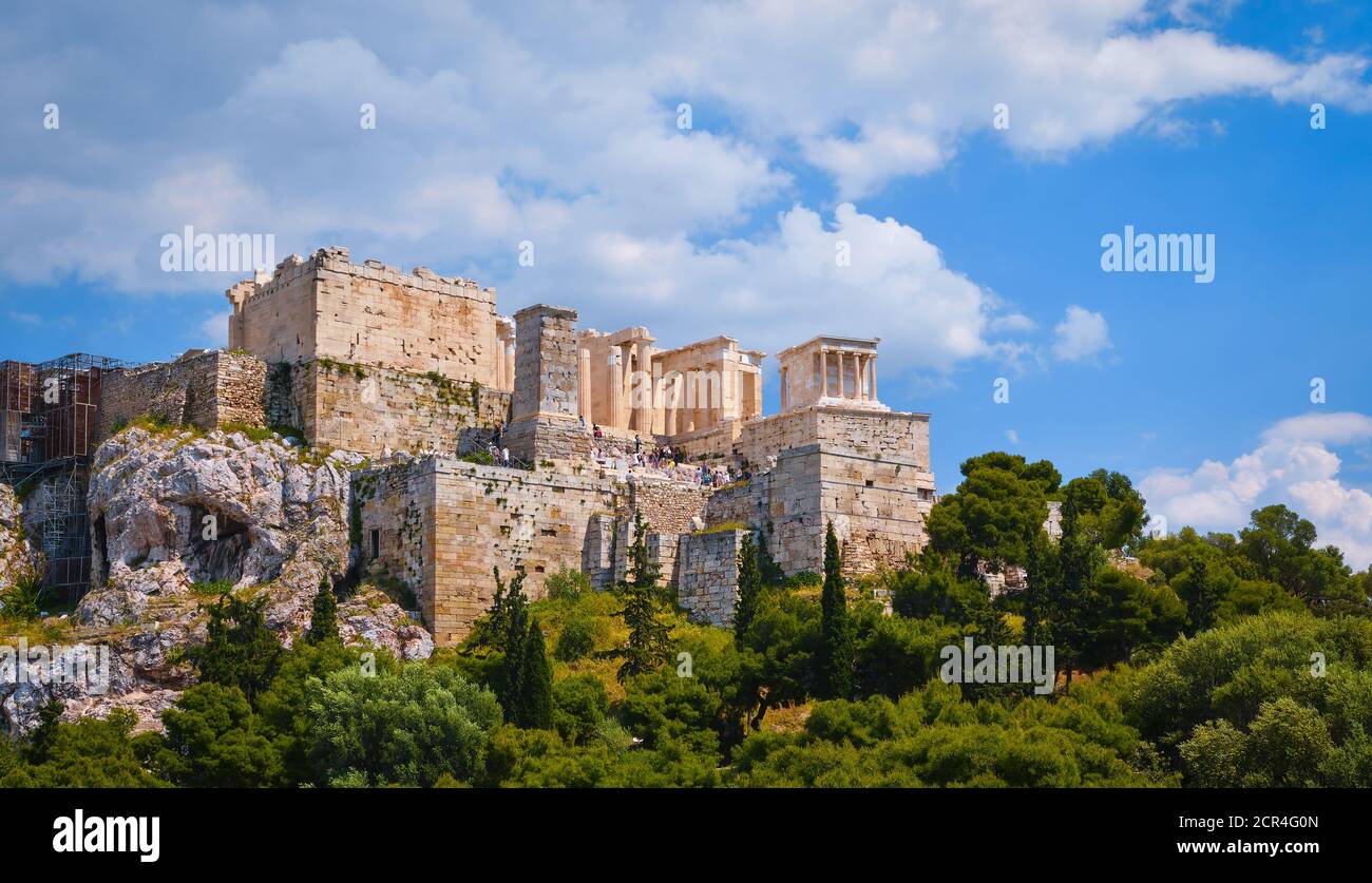 Vue sur la colline de l'Acropole depuis la colline d'Areopagus le jour d'été avec de grands nuages dans le ciel bleu, Athènes, Grèce. Patrimoine de l'UNESCO. Porte de Propylaea, Parthénon. Banque D'Images