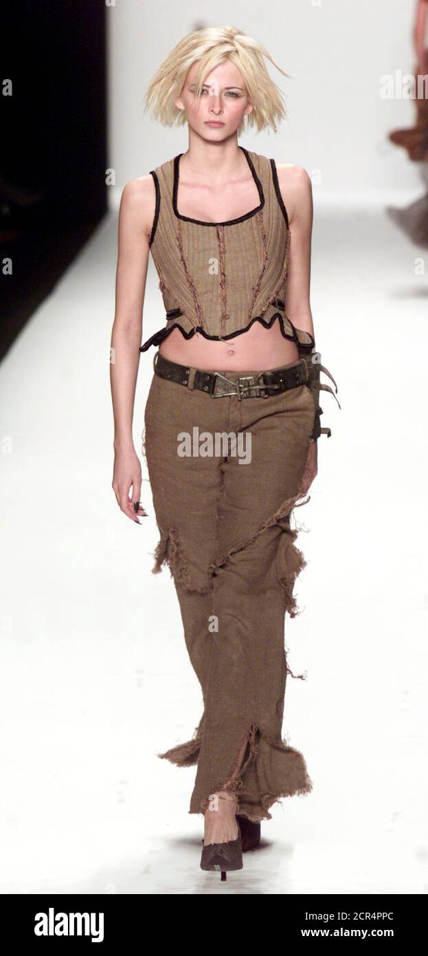 Un mannequin porte un corset urbain en lin matelassé et un pantalon en lin  de soie pour le designer Gary Graham lors du spectacle de mode de l'automne  de l'art de la