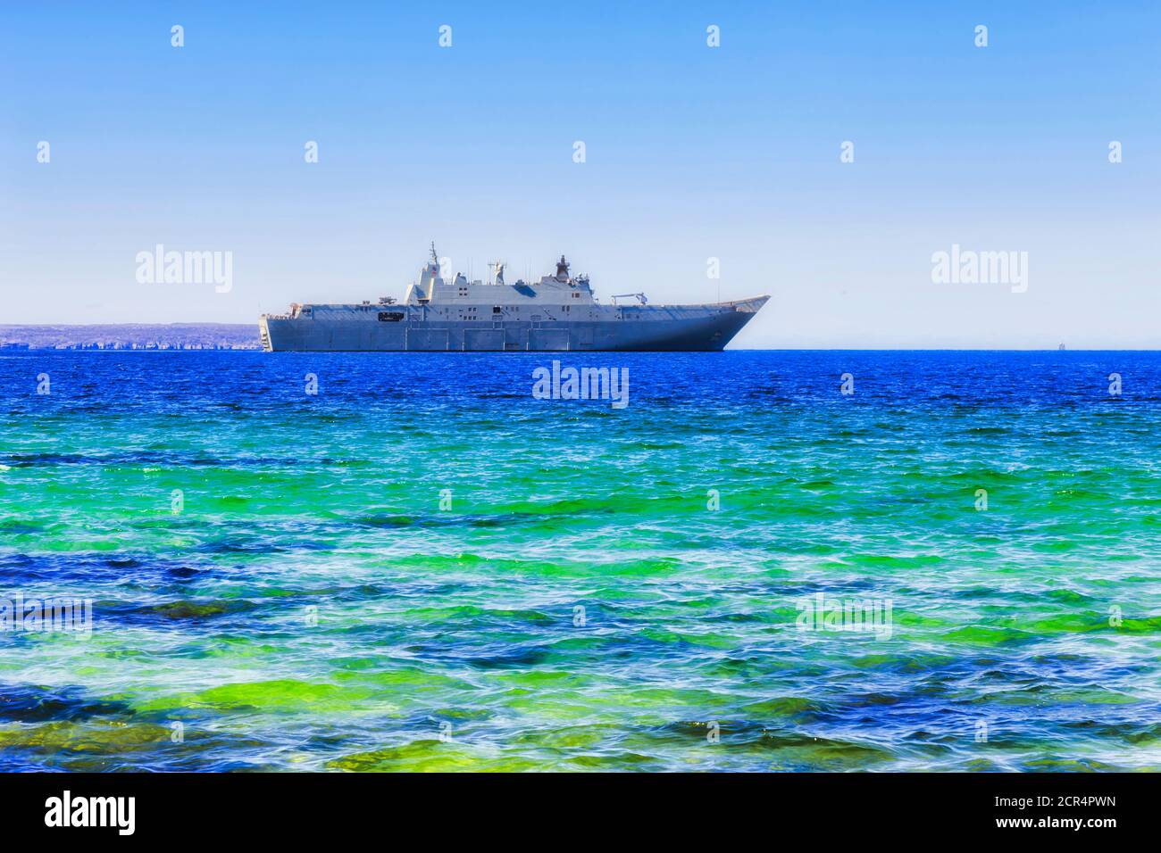 Entrée dans la baie de Jervis depuis l'océan Pacifique avec l'exercice du département de défense de l'Australie HMAS à l'horizon. Banque D'Images