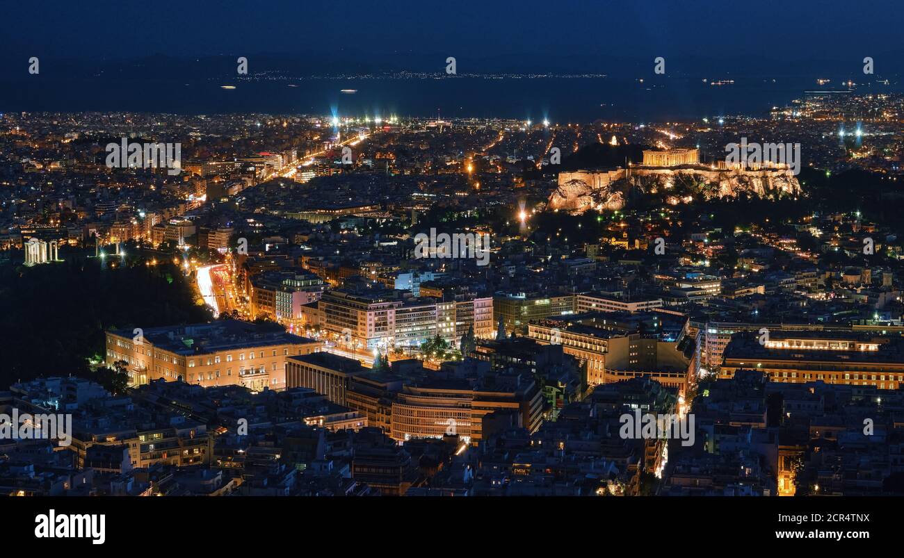 Vue nocturne d'Athènes et de l'Acropole avec Parthénon, Parlement hellénique et ruines du temple de Zeus. Célèbre vue emblématique du site classé au patrimoine mondial de l'UNESCO. Banque D'Images