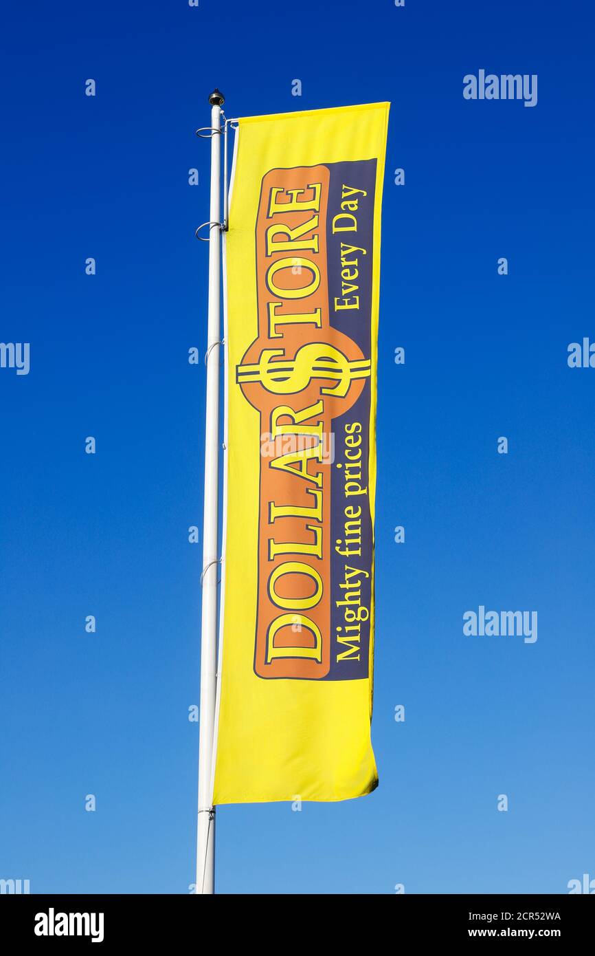 Nykvarn, Suède - 19 septembre 2020: La boutique de rabais bannière Dollar face à un ciel bleu clair. Banque D'Images