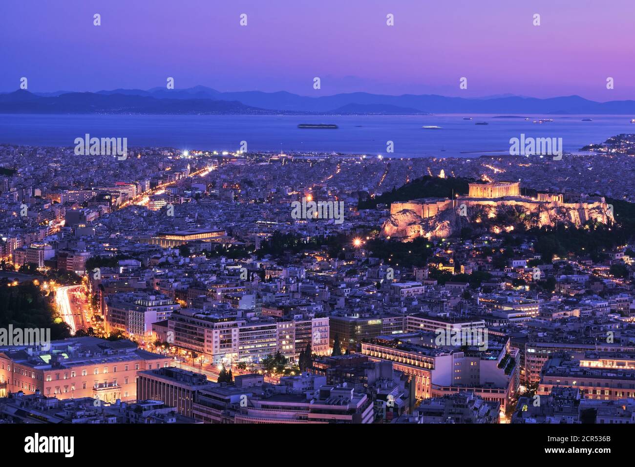 Vue panoramique d'Athènes et de l'Acropole prise depuis la colline du Lycabette. Parthénon éclairé par des veilleuses. Célèbre vue emblématique du site classé au patrimoine mondial de l'UNESCO. Banque D'Images