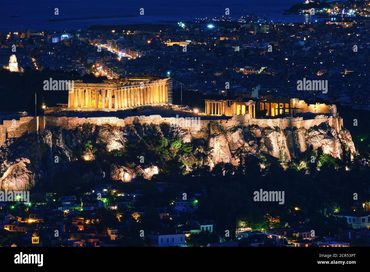 Vue rapprochée de l'Acropole, du Parthénon et de l'Erechtheion, monument de Philopapos la nuit. Lumières de la ville d'Athènes. Vue célèbre sur le site classé au patrimoine mondial de l'UNESCO. Banque D'Images