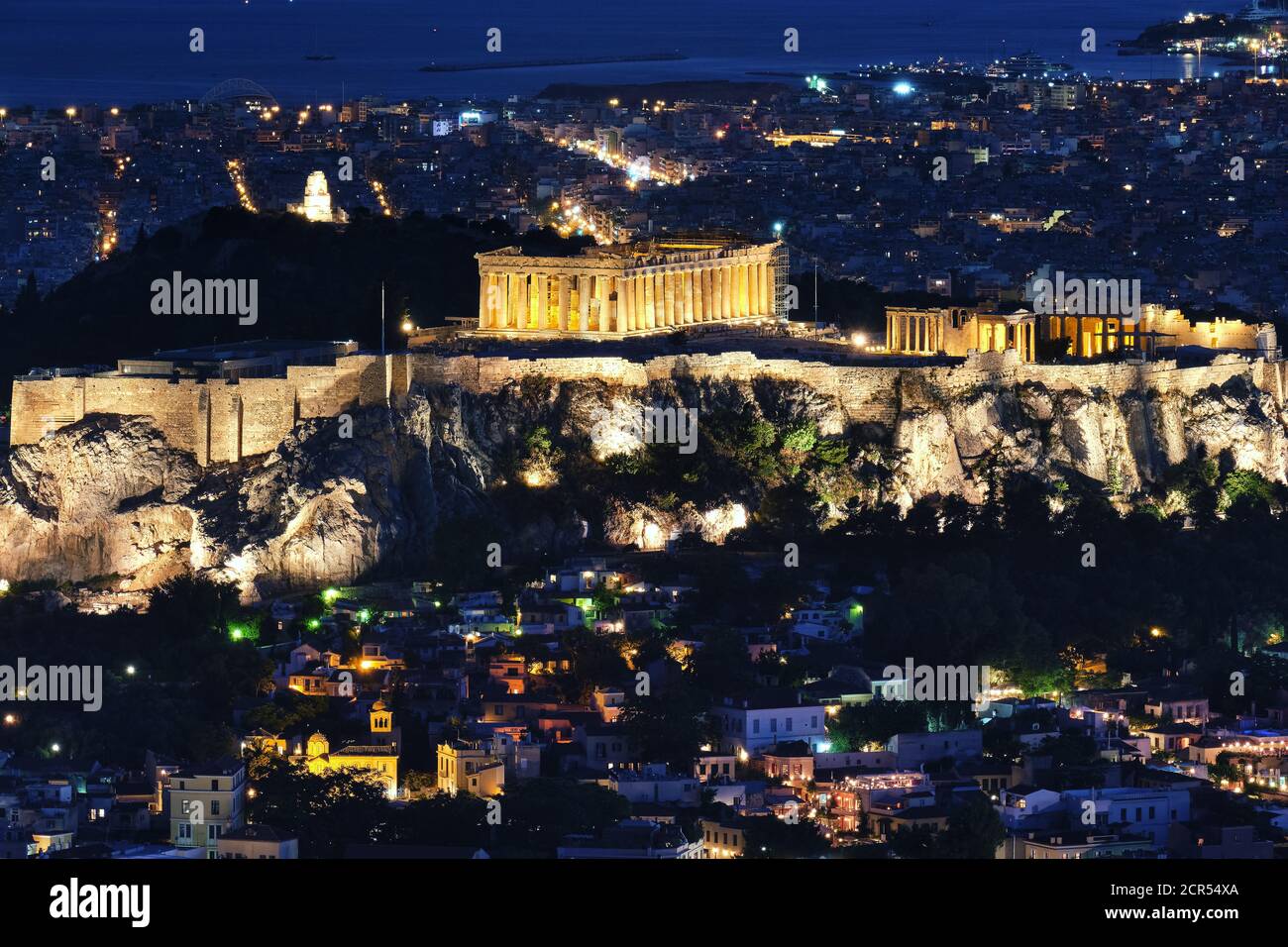 Vue rapprochée de l'Acropole Parthénon et Erechtheion, monument Philopapos la nuit. Lumières de la ville d'Athènes. Célèbre vue emblématique du patrimoine mondial de l'UNESCO. Banque D'Images