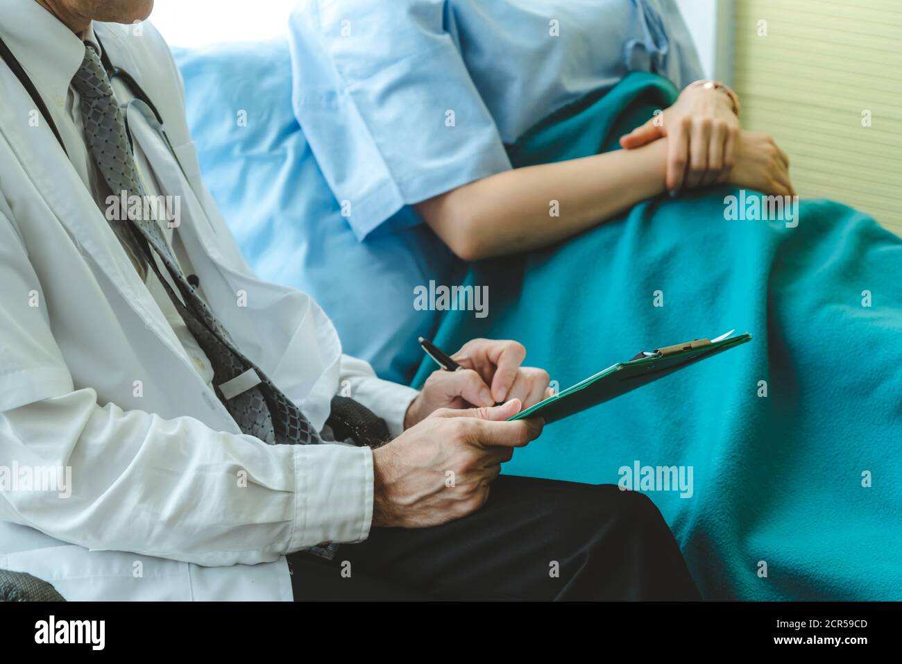 Médecin en uniforme professionnel examinant le patient à l'hôpital ou à la clinique médicale. Concept de services de soins de santé, de personnel médical et de médecin. Banque D'Images