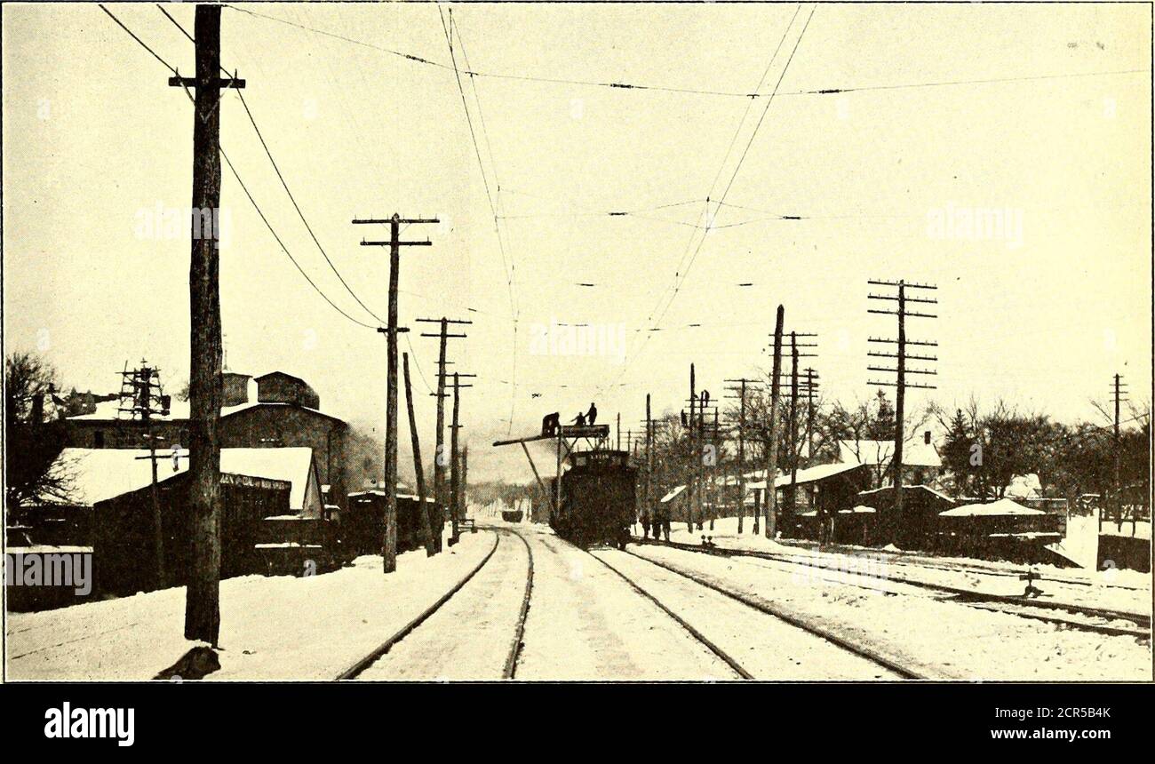 . Journal de chemin de fer de la rue . ■ CARTE ATI R TILIV RJ JUURNAL MONTRANT LE SYSTÈME HARTFORD, VERNON & MELROSE ELECTTHE NEW YORK, NEW HAVEN & HARTFORD RIFICATION OFRAILROAD. DEUX PARTIES DE CONSTRUCTION DE LA ville. Le système électrique unifié qui contiendrait Hartford comprendra diverses lignes interurbaines qui ont été acquises, et s'étendra à Springfield sur les deux côtés de la rivière Connecticut. La promesse que l'importance de Hartford en tant que centre commercial et d'affaires sera fortement augmentée par ces nouvelles installations de transport en commun peut à peine manquer le simple fait de se connecter avec le Banque D'Images