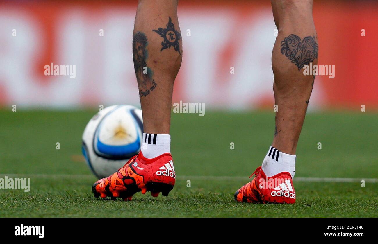 Tatouage Di Maria Coupe Du Monde Des tatouages sont vus sur les jambes de l'Argentine Angel Di Maria lors  d'une session d'entraînement avant leur match de football de qualification  de coupe du monde 2018 contre le Brésil à