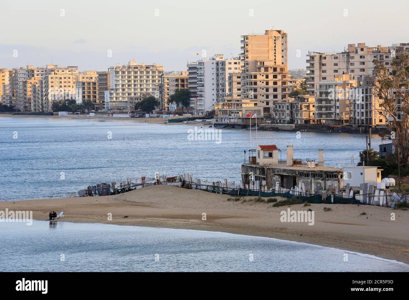 Famagusta, République turque de Chypre-Nord, Chypre - vue sur la 'ville fantôme' de Varosha, le quartier et le quartier hôtelier de Varosha (turc : Banque D'Images
