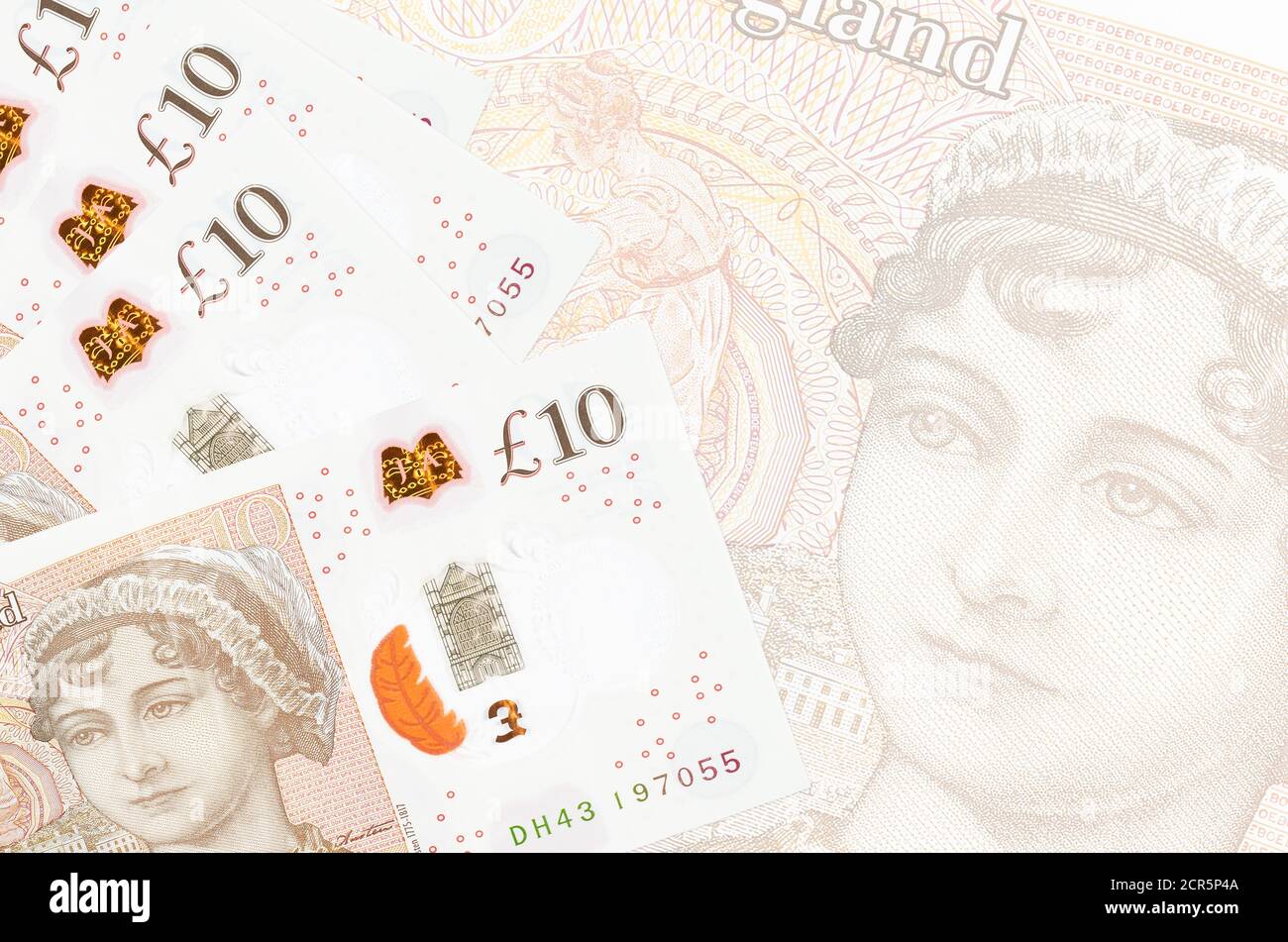Les billets de 10 livres sterling sont empilés sur le fond d