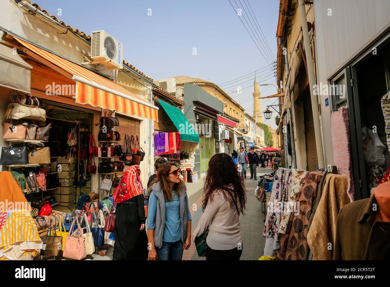 Nicosie, République turque de Chypre-Nord, Chypre - scène de rue dans la vieille ville de Nicosie (Nord) (turc : Lefkosa). La mosquée Selimiye est à Banque D'Images