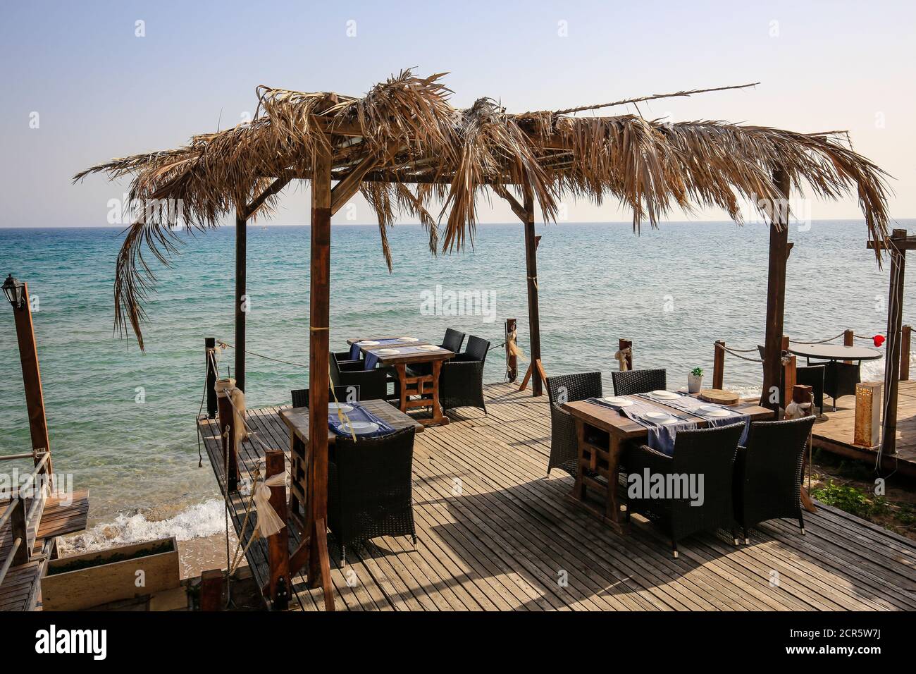 Bogazi, République turque de Chypre-Nord, Chypre - Restaurant Koerfez est situé sur la péninsule de Karpaz, directement au bord de la mer. Banque D'Images