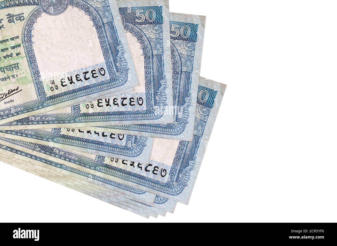 50 les billets de roupies népalaises se trouvent en petit groupe ou en paquet isolé sur blanc. Maquette avec espace de copie. Concept de bureau de change et d'affaires Banque D'Images