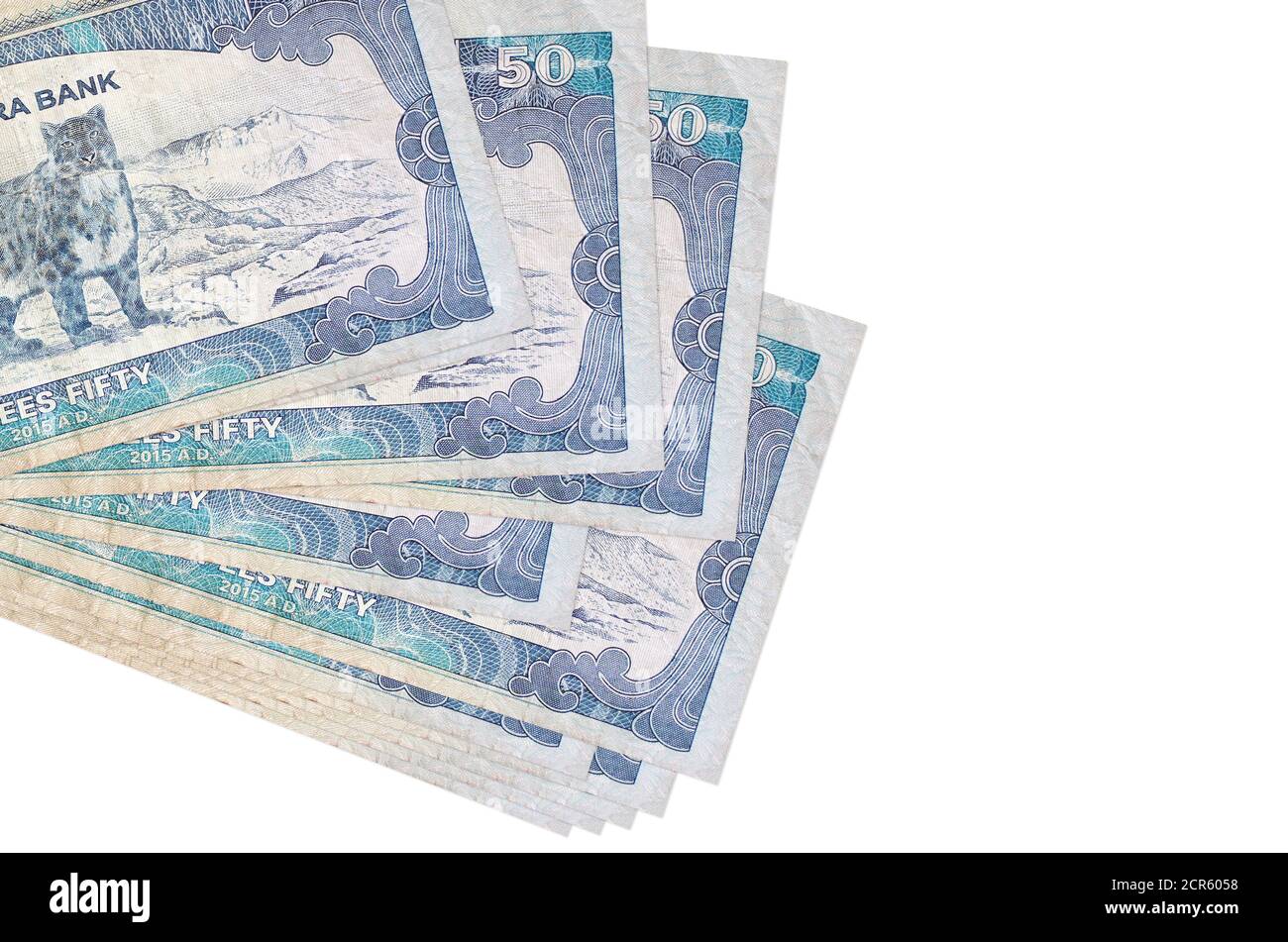 50 les billets de roupies népalaises se trouvent en petit groupe ou en paquet isolé sur blanc. Maquette avec espace de copie. Concept de bureau de change et d'affaires Banque D'Images