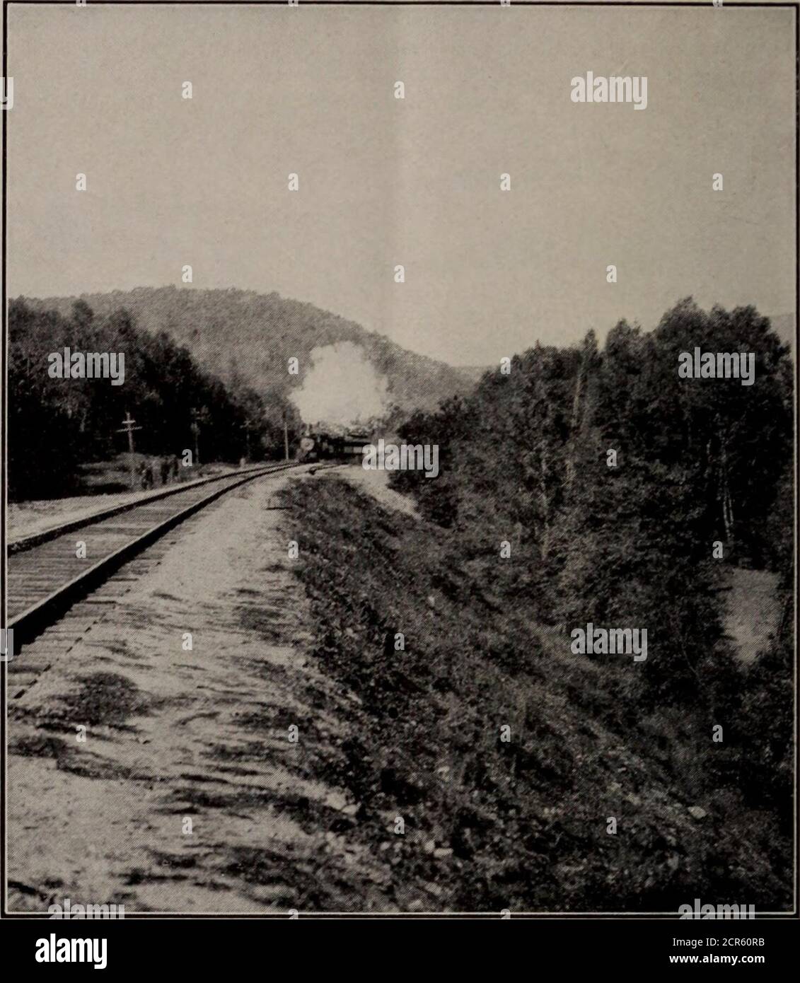 . Les terrains de jeux du Canada; un court traité sur les centres touristiques, de pêche et de chasse, accessible par le réseau ferroviaire de Grand Trunk . Dans le mur de la vieille ville, et dans les charmants préceptsde la Basse ville, se trouvent matériel et sites qui attirent l'amant de l'antique et l'étudiant de la vieille daysde la chevalerie et l'aube de la civilisation sur ce continent. L'ancienne architecture française des maisons rappelle à quiconque les rues pittoresques de Normandie et de nombreuses autres parties de la vieille France. Même les véhicules du Québec sont étrangers à toute autre ville ou ville Banque D'Images