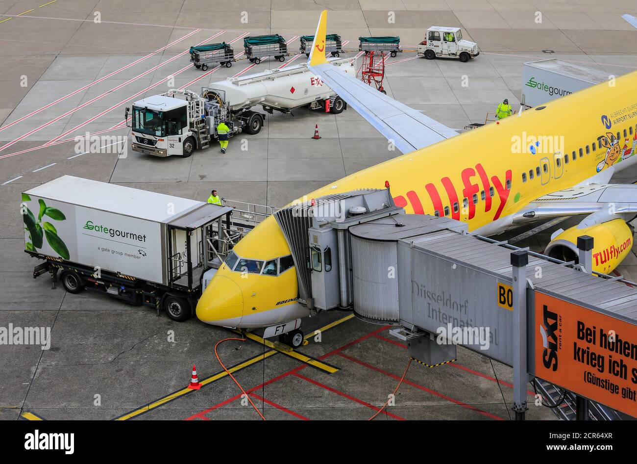 Avion TUIfly à la porte, aéroport international de Düsseldorf, Düsseldorf, Rhénanie-du-Nord-Westphalie, Allemagne, Europe Banque D'Images