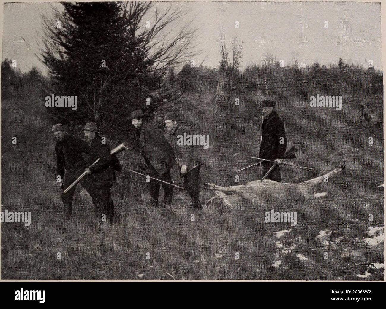 . Les terrains de jeux du Canada; un court traité sur les centres touristiques, de pêche et de chasse accessible par le réseau ferroviaire de Grand Trunk . PÊCHE AU BROCHET SUR LE RÉSEAU ferroviaire Grand Trunk de LA RIVIÈRE FRANÇAISE 18. LES CHASSEURS QUI RETOURNENT AU CAMP AVEC UN BEL HÔTEL, PRÈS DE L'HÔTEL WAWA, LAC DES BAIES au-dessus de la cataracte, il y a des rochers qui divisent les fourches de la rivière, chacune aussi impétueuse et féroce que les rapides de Niagara WhirlpoolRapids, mais bien sûr à une plus petite échelle. En traversant le canal sud principal des Français, markwell les différentes îles qui se ressemblent si vous ne vous perdez pas désespérément quand vous essayez de le faire Banque D'Images