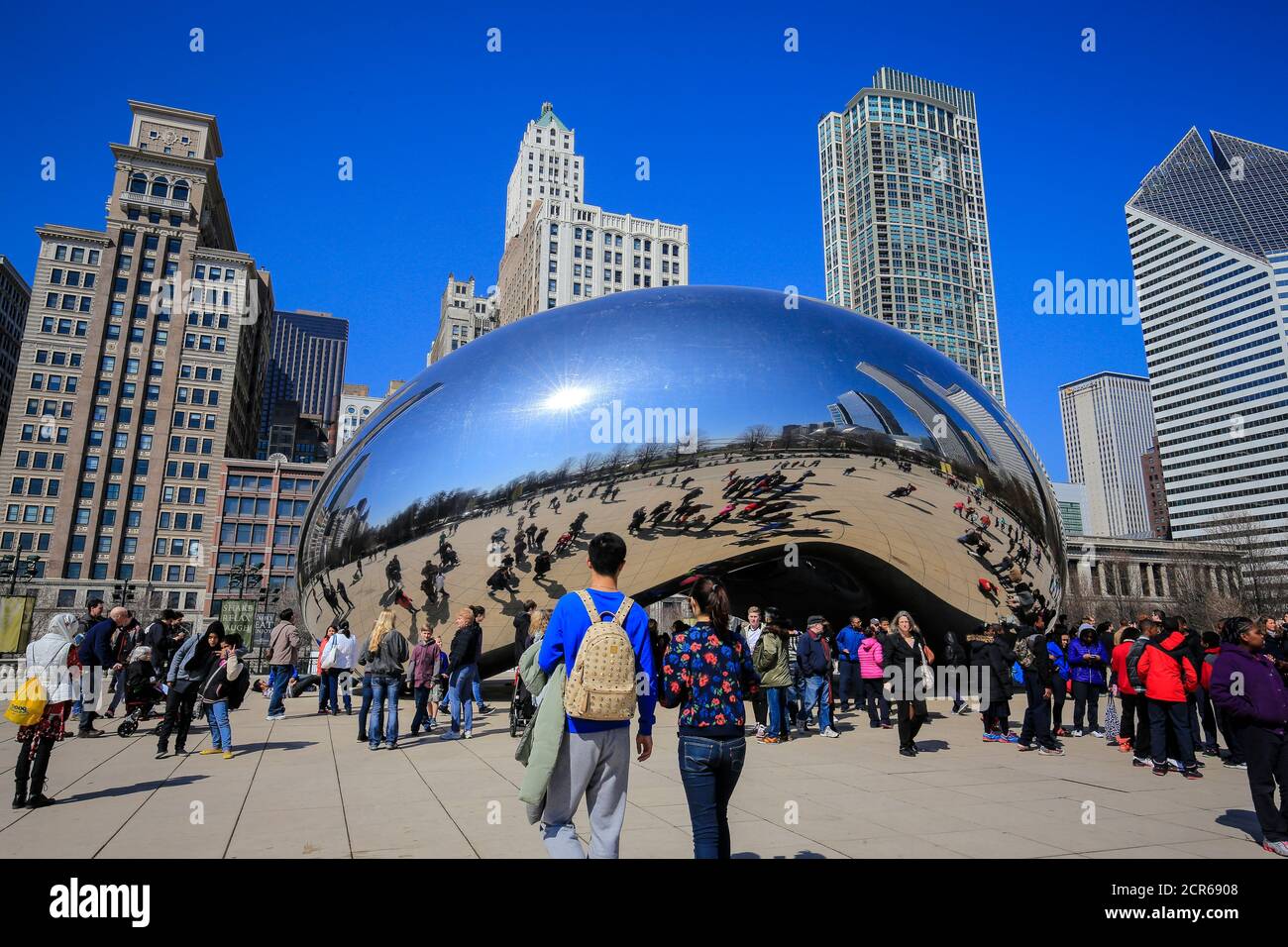 Touristes observant la sculpture Cloud Gate, The Bean, Millennium Park, ville Skyline, Chicago, Illinois, États-Unis, Amérique du Nord Banque D'Images