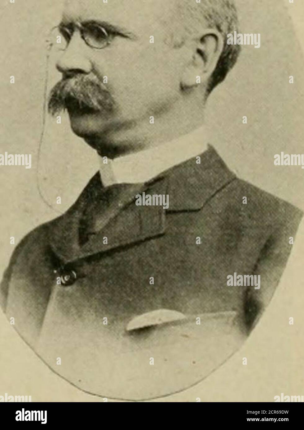 . La revue de chemin de fer de rue. On pourrait obtenir. Asmany propriété propriétaire opposé au projet, il était nécessaire d'acheter le consentement de numéro d'alarge. Les premières voitures ont été exécutées en avril 1859, sur la rue State, entre Madison et Twelfth Streets, et une ligne de rue Madison, un peu plus tard, entre les rues State et Hal-sted, a été ouverte. De ceci sur les lignes wereétendu rapidement dans toutes les directions, et le consentement à la voie laydouble a été obtenu. La foire des États-Unis atFt. Douglas, en 1859, induit la pose d'une voie jusqu'au point de thatpoint. Les rues au-dessous de la douzième étaient simplement planchedfth et les rails l'étaient Banque D'Images