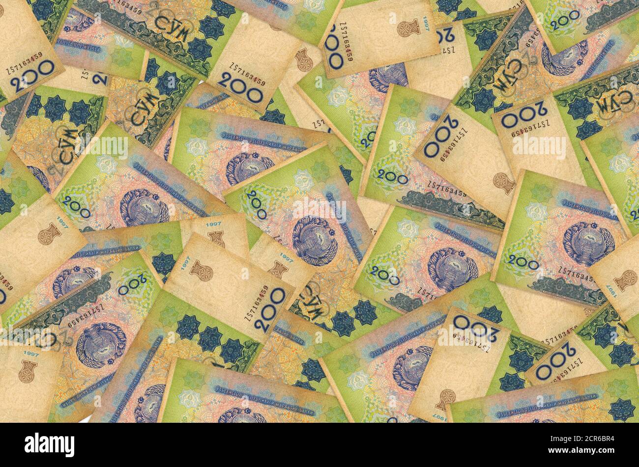 200 les factures d'ouzbek se trouvent dans une pile. Fond conceptuel riche de la vie. Beaucoup d'argent Banque D'Images