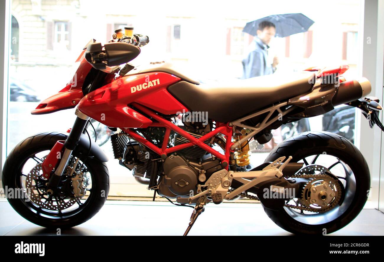 Un Hypermotard Ducati est vu dans une boutique de moto Ducati à Rome, le 13  avril 2012. La société italienne de rachat Investindustrial prévoit de  vendre juste une partie de sa participation