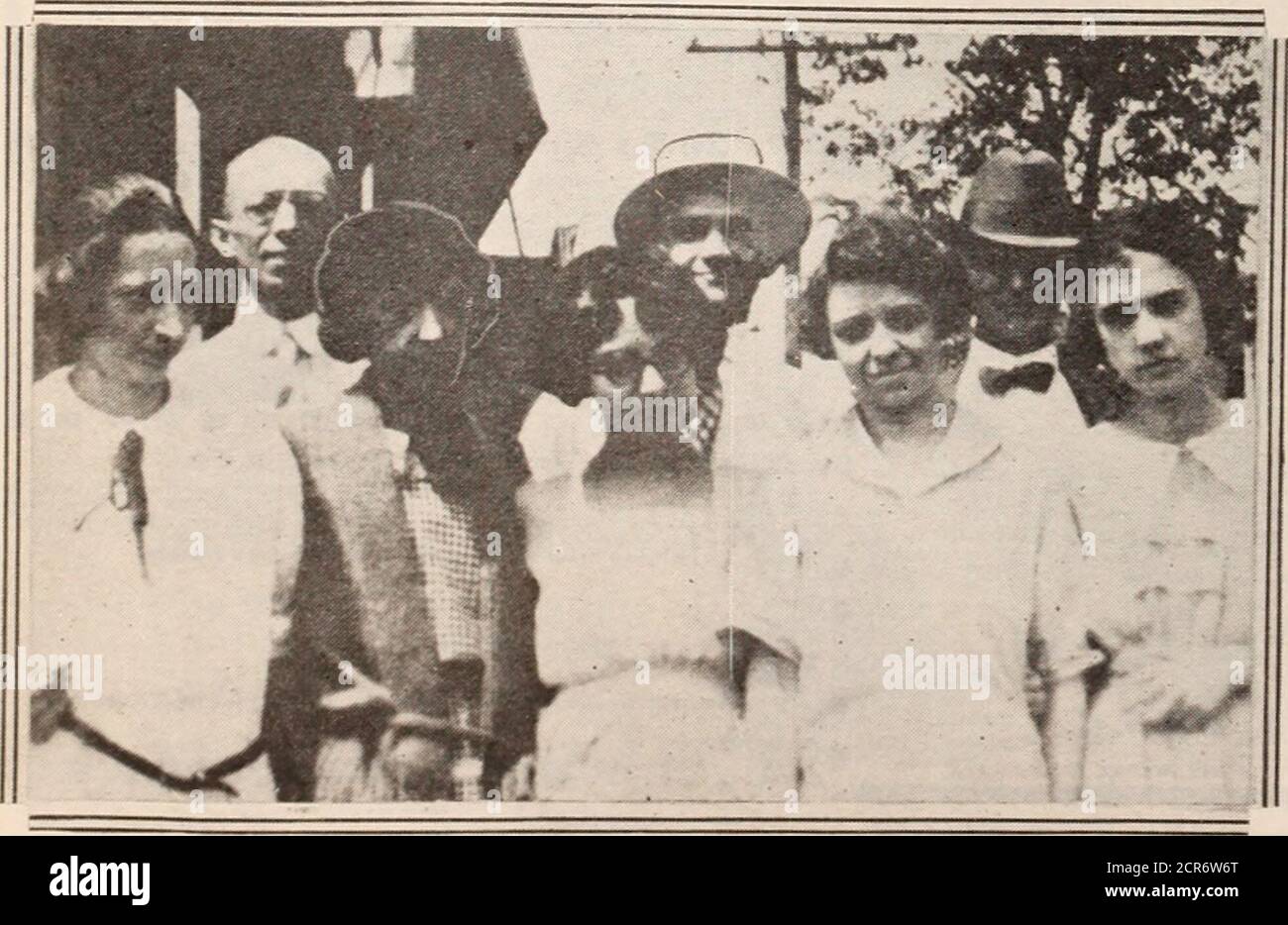 . Baltimore et Ohio Employees magazine . s territoire, hemakes si bon moment. Denny, les filles attendent toujours. Nous sommes désolés d'apprendre que Jack Harlapiété est en train d'être mis en place. Nous espérons le voir très bientôt. Les hommes de la piste de réparation, de la piste de stockage, de la cour de chantier et du coaltipple manquent Jack quand il est aw-ay. Le visage de Hissmiling et les manières prudentes sont toujours wel-Come autour de la boutique et en tant qu'apôtre de SafetyFirst, Jack est là tout le temps. Edna Black a repris ses fonctions au bureau des agents après une absence de plusieurs mois, qu'elle a passé à Tulsa, Oklahoma, en rendant visite à des parents. Elle a fait le reportage d'une Go Banque D'Images