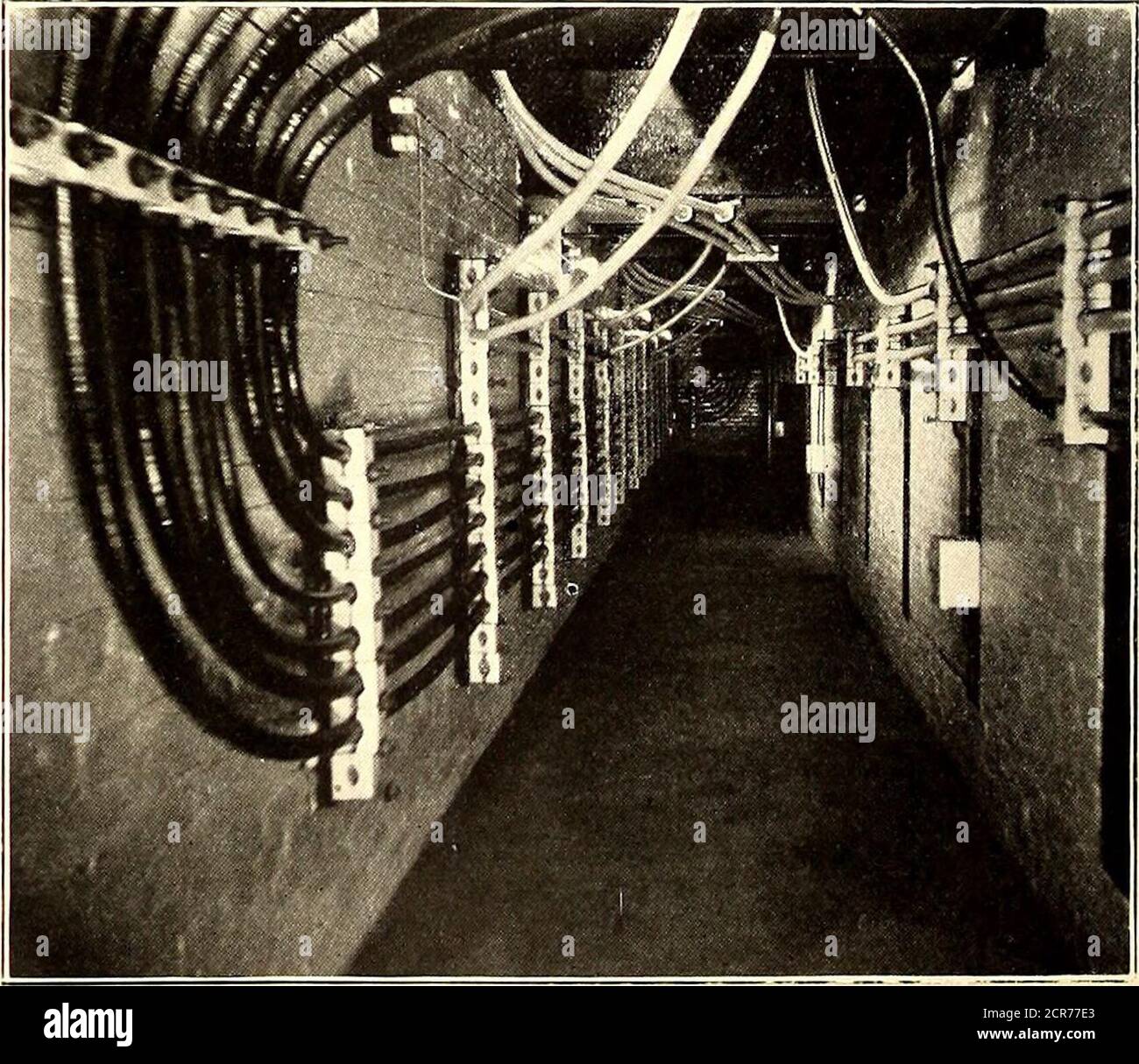 . Journal de chemin de fer de la rue . ÉQUIPEMENT DE SOUS-STATION À CÂBLAGE DE JOHNSTOWN DANS LA SOUS-STATION DE JOHNSTOWN formers et sont refroidis par une petite quantité d'air pris de ces appareils. La tension de ligne à haute tension choisie était la plus haute norme pour laquelle la General Electric Company construit des genres en coupant l'une ou l'autre ou les deux lignes de transmission à la station d'eachsub, ces commutateurs étant fournis pour chaque extrémité de l'eachof de ces lignes. Toutefois, ils n'ont pas été utilisés, car il a été jugé préférable de mettre une partie du coût du deuxième 29 août 1903.] JOURNAL DE CHEMIN DE FER DE RUE. 3I3 transmissio Banque D'Images
