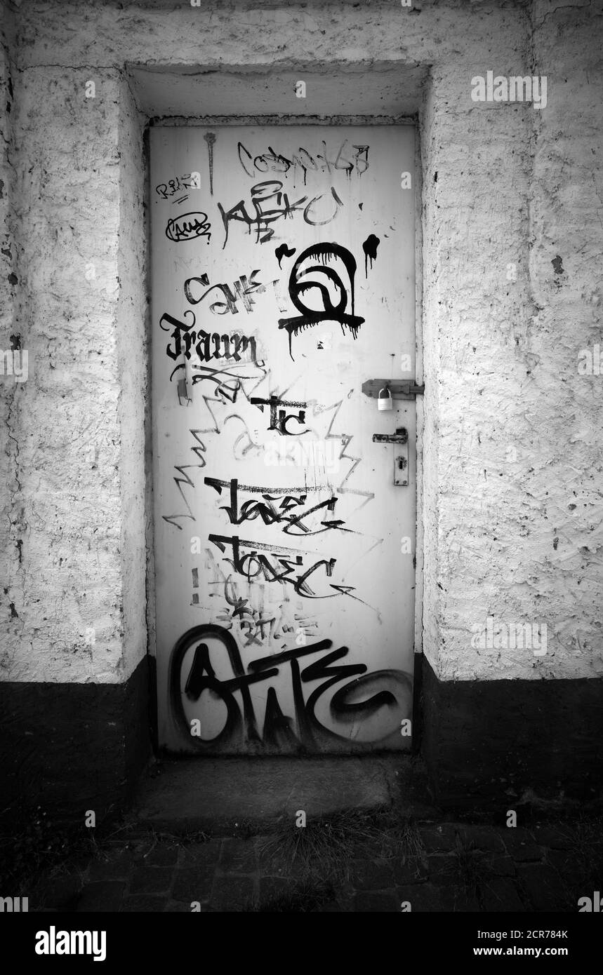 Porte d'entrée enduite de graffiti, Aschaffenburg, Basse-Franconie, Bavière, Allemagne Banque D'Images