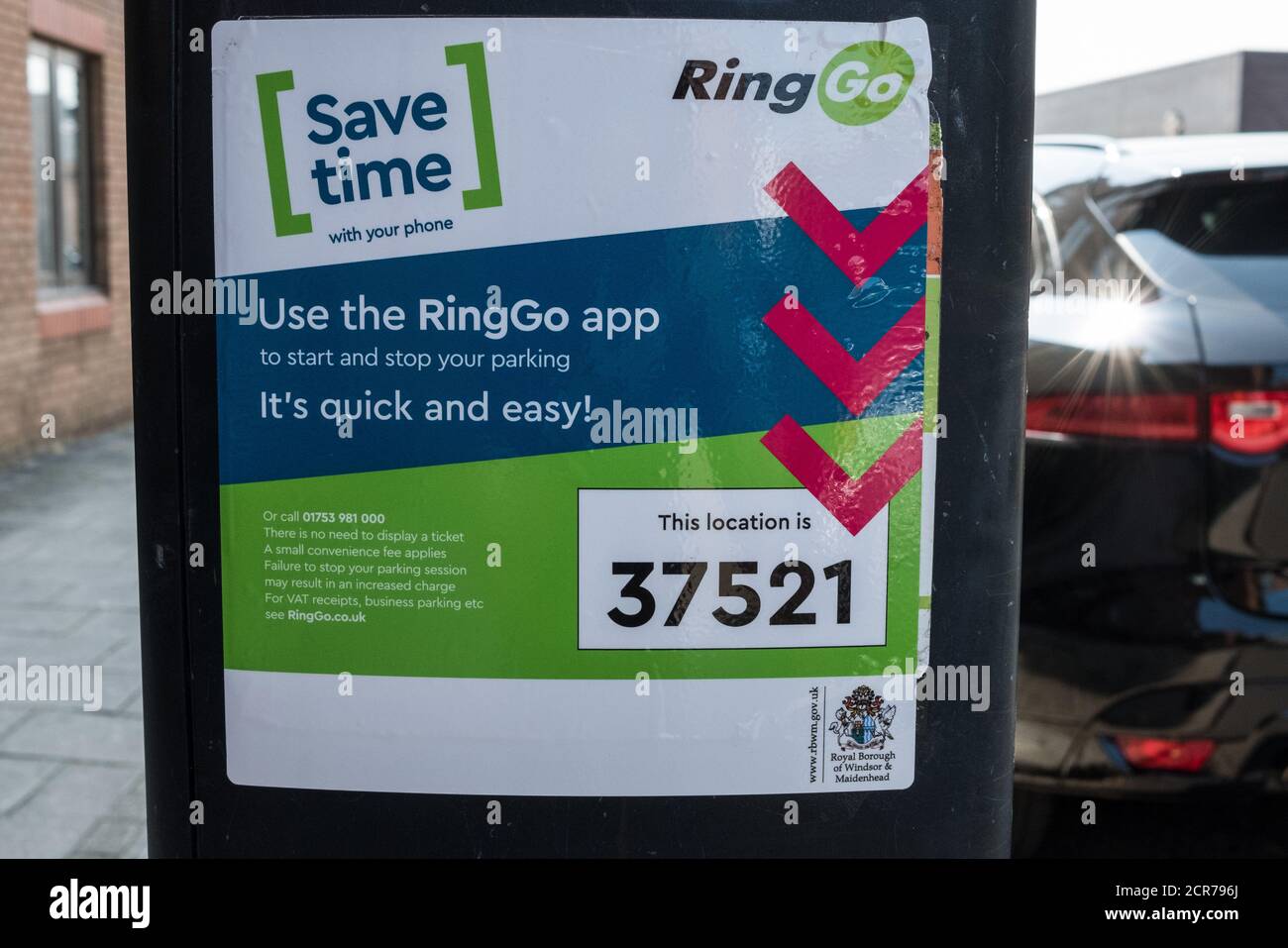 Windsor, Royaume-Uni. 19 septembre 2020. Un autocollant pour l'application RingGo est apposé sur le côté d'un paromètre. Le Royal Borough de Windsor et Maidenhead ont changé sa solution de stationnement téléphonique sans espèces de Parkmobile à RingGo à compter du 20 août 2020. Crédit : Mark Kerrison/Alamy Live News Banque D'Images