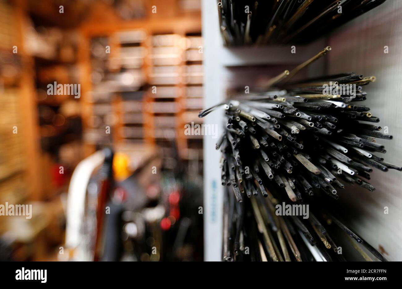 Des côtes ombrelles sont vues à l'atelier de réparation de parapluie PEP's  appartenant à Thierry Millet, réparateur de parapluie connu sous le nom de  'moniteur PEP', à Paris, France, le 5 juillet