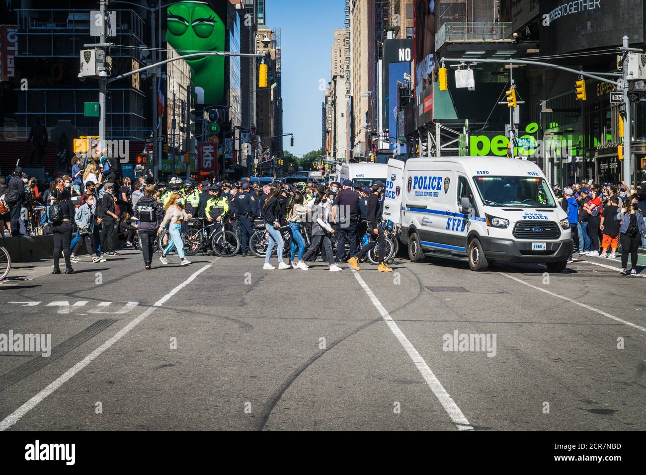 Une confrontation contre la police de New York à Times Square après l'arrestation de plusieurs manifestants lors d'une manifestation contre LA GLACE le dimanche 20 septembre 2020. Banque D'Images