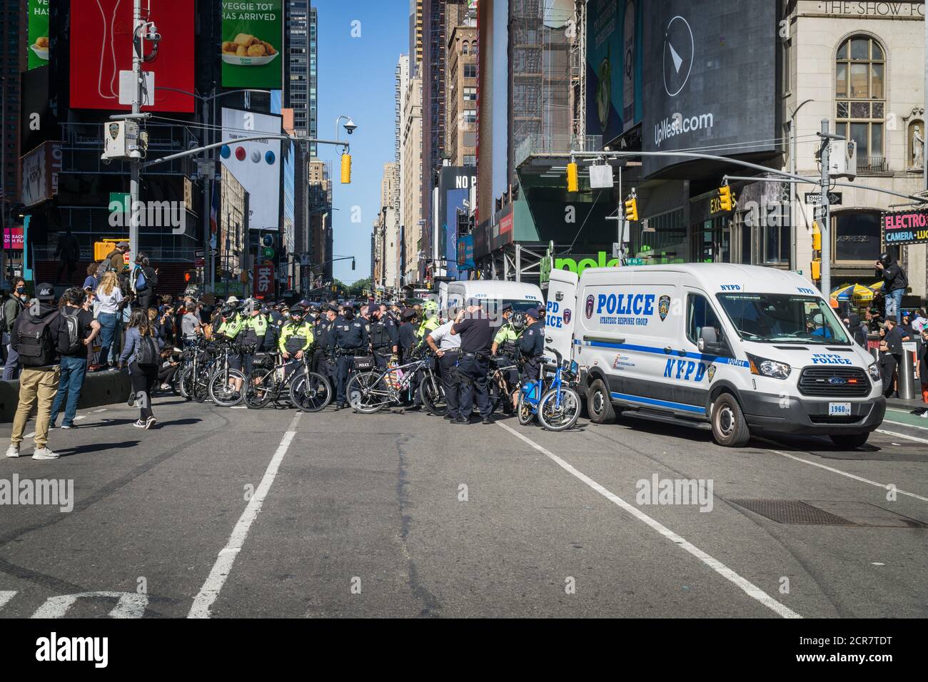 Une confrontation contre la police de New York à Times Square après l'arrestation de plusieurs manifestants lors d'une manifestation contre LA GLACE le dimanche 20 septembre 2020. Banque D'Images