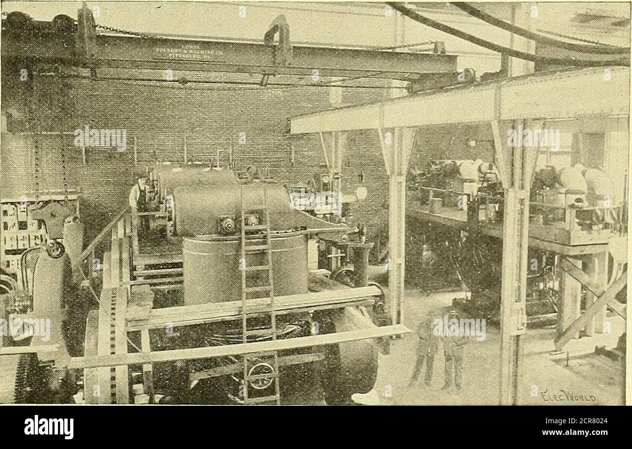 . Electric Railway gazette . pompes bidirectionnelles nch, manu-facturées par le Wilson & Snyder Manufacturing COM-pany, de Pittsburg. Ils sont de type emballage extérieur et chacune des deux pompes installées est d'une capacité suffisante pour alimenter toutes les chaudières, assurant ainsi la continuité du service dans toutes les conditions. Les pumpsH sont tous équipés d'un compteur et il y a également un compteur d'eau connecté au tuyau d'alimentation de sorte que toutes les eaux fournies par les chaudières soient mesurées avec précision. Une partie de la vapeur d'échappement du moteur est utilisée pour alimenter un réchauffeur de vide Warren-Webster, ce qui élève le t Banque D'Images