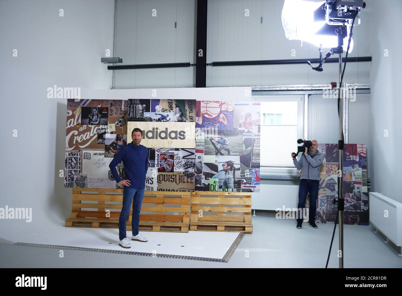 Kasper Rorsted, PDG d'Adidas, pose devant la conférence de presse annuelle  de l'entreprise à Herzogenaurach, Allemagne, le 14 mars 2018.  REUTERS/Michael Dalder Photo Stock - Alamy